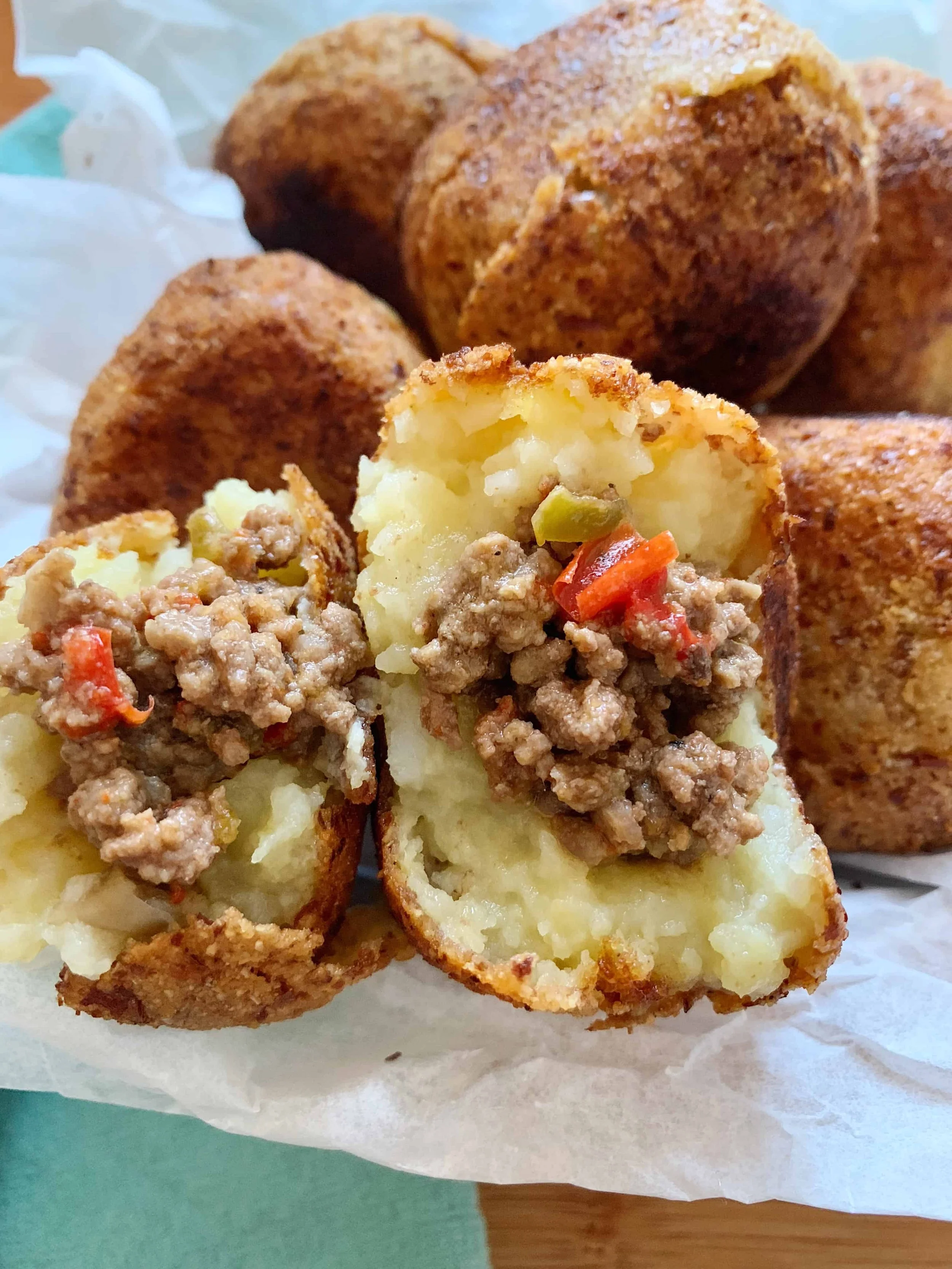 Papas rellenas con carne, picadillo, pollo, queso, jamon, chorizo