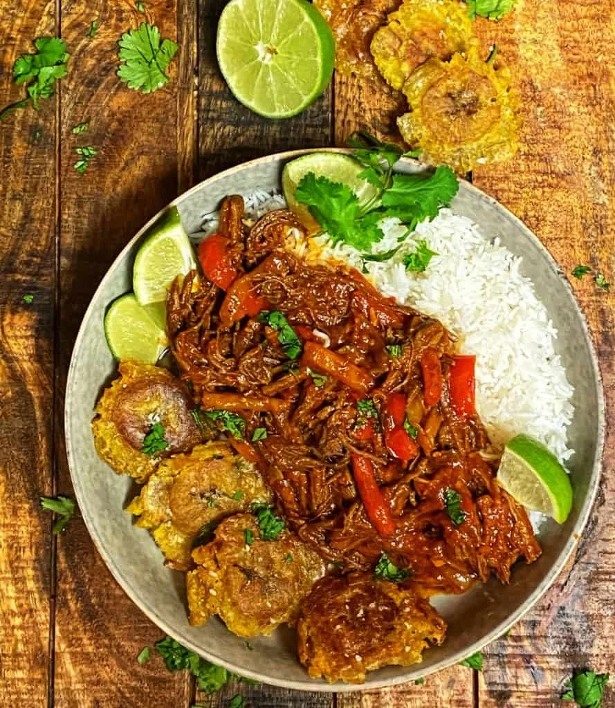 Ropa Vieja con arroz Blanco y Tostones