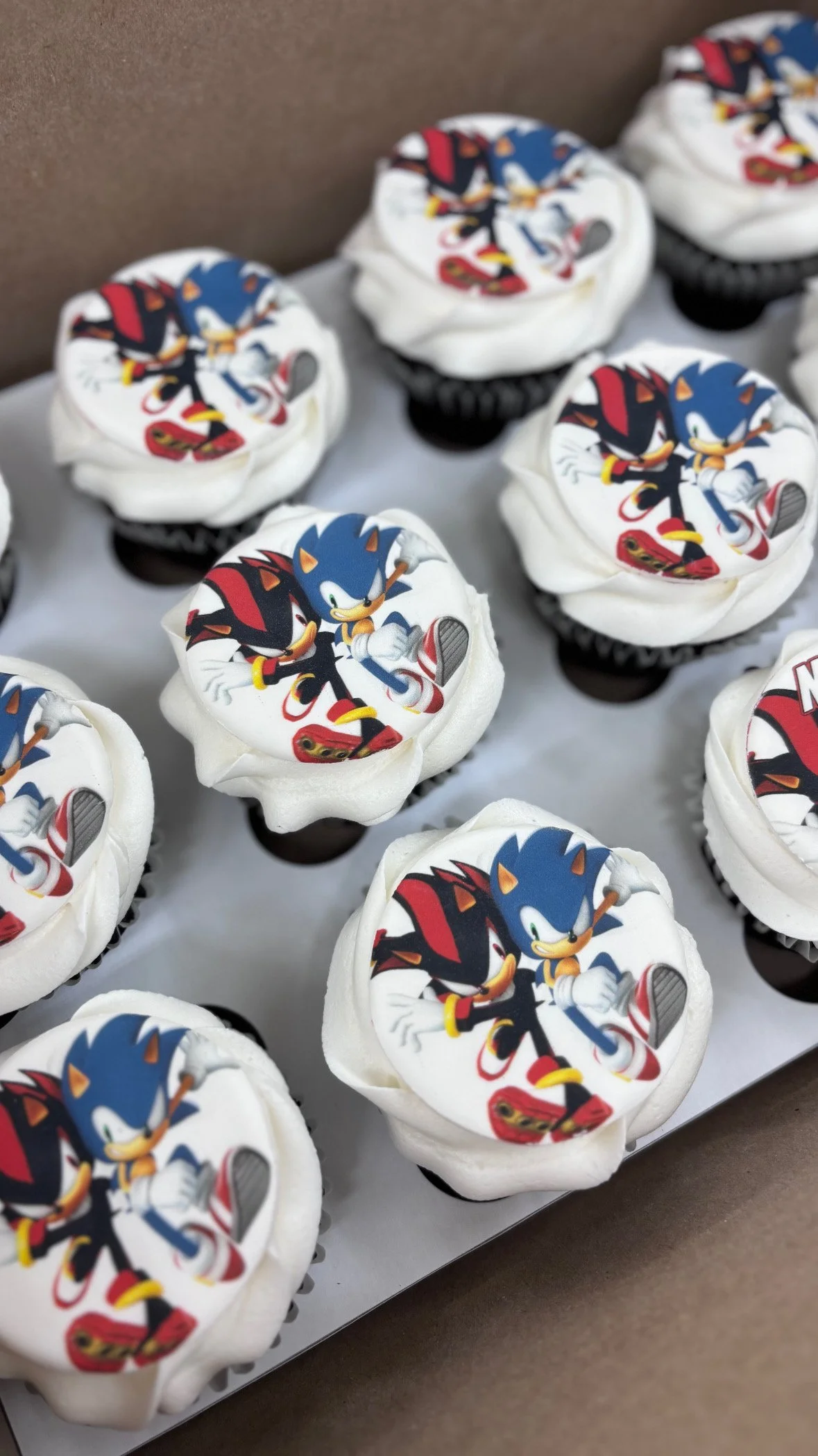 Cupcakes with edible toppers featuring Sonic the Hedgehog.