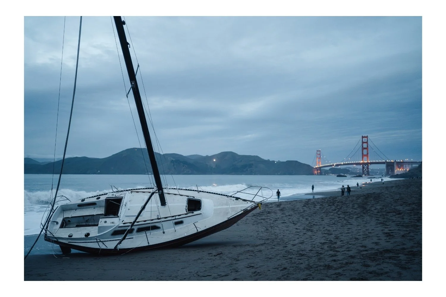 Baker Beach, boat at the beach with the Golden Gate Bridge in the background