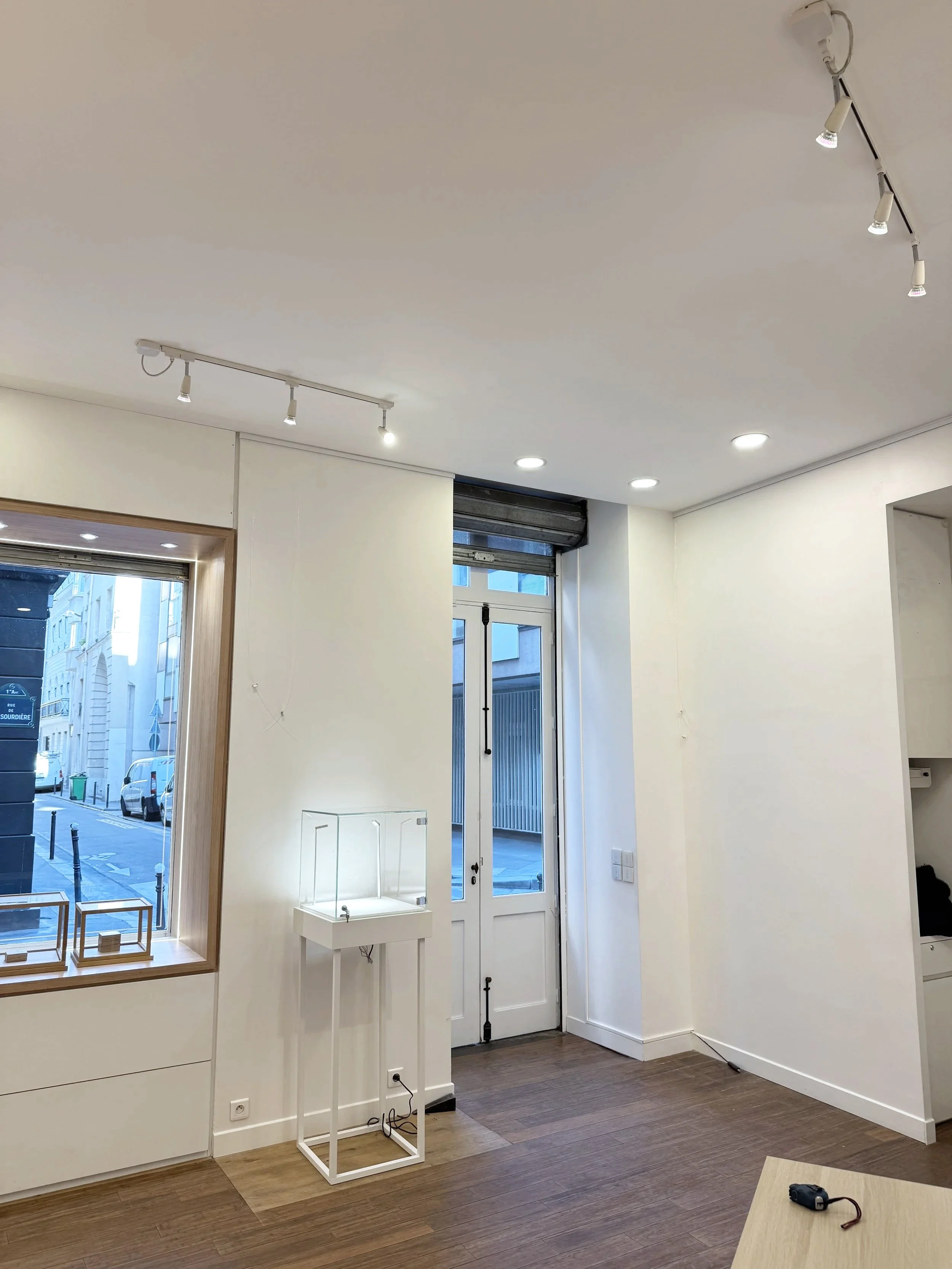 wall display up the jewelry case is of 1.20 x 1.20 m