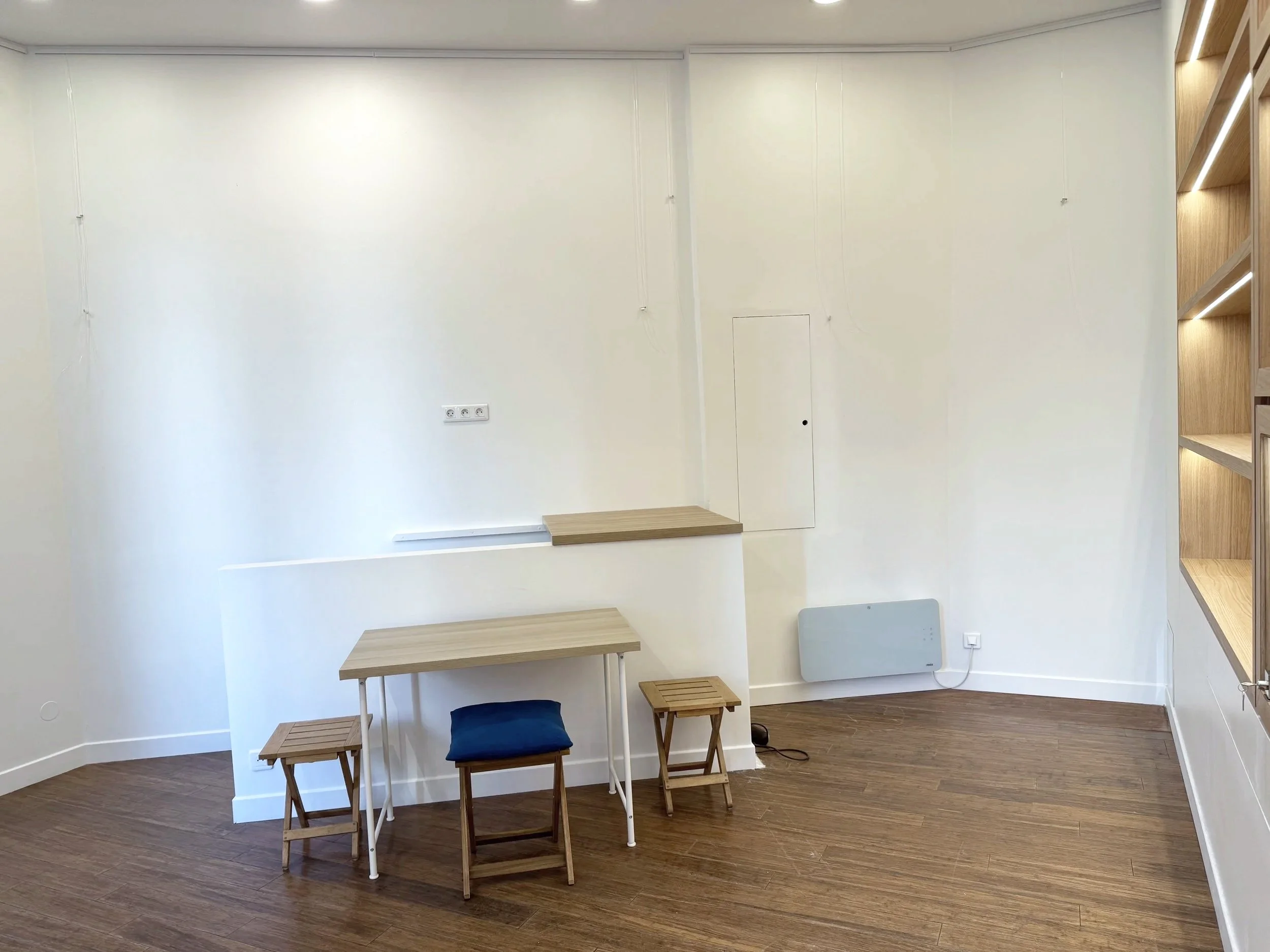 the central wall  size is 2.20m x 2m.
right side wall is 0.95m x 3m
left side wall  is 0.78x 3m