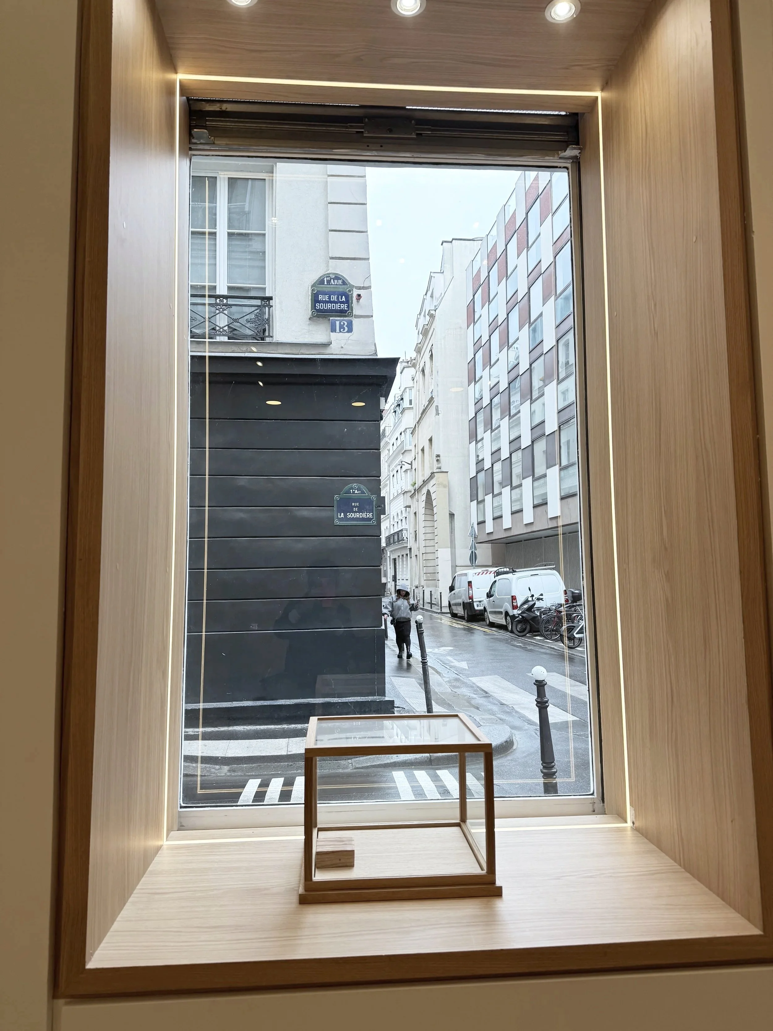 window showcase is 1.10m x 2.00m