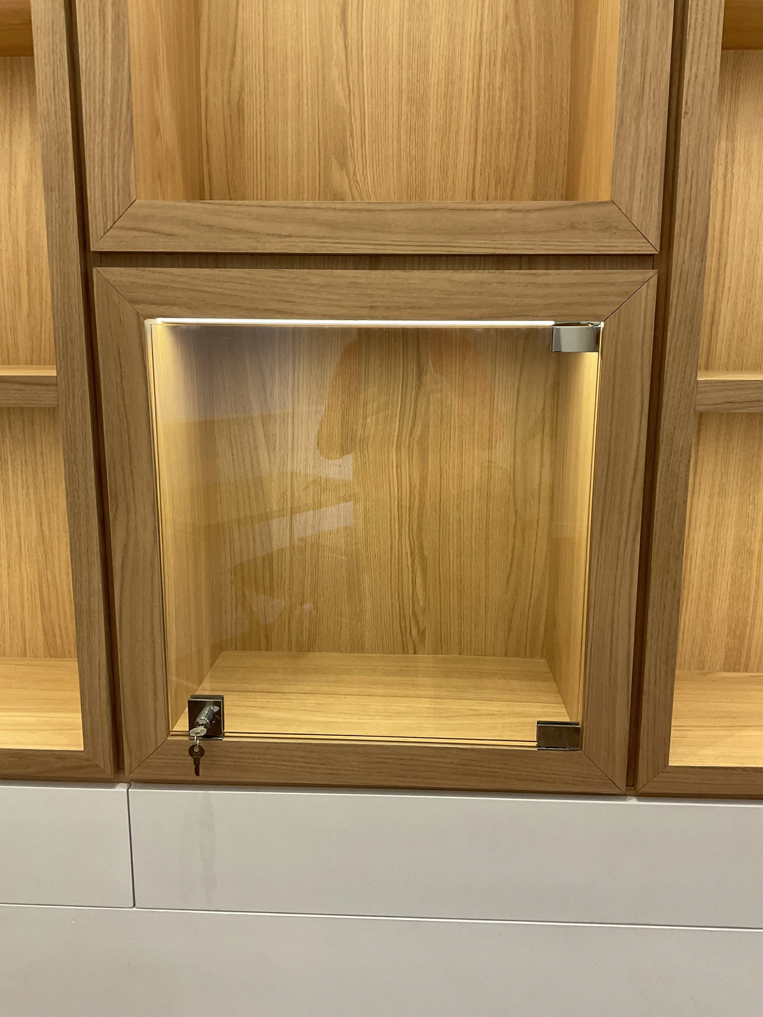 Jewelry key-locked central showcase 