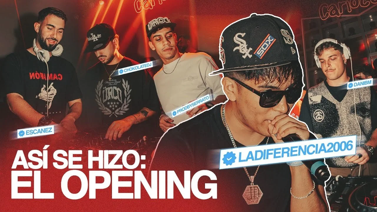Four young men at a music event or concert; one wearing sunglasses and a cap, another with headphones, in front of a red background with text in Spanish that says 'Así se hizo: El Opening' and social media overlay.