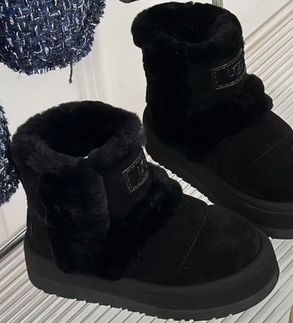 Black Ugg Boots.png