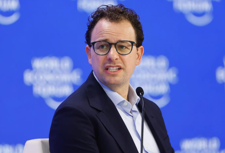 (Ir-)Responsible by Design? Corporate Guardrails and the Governance of Military AI