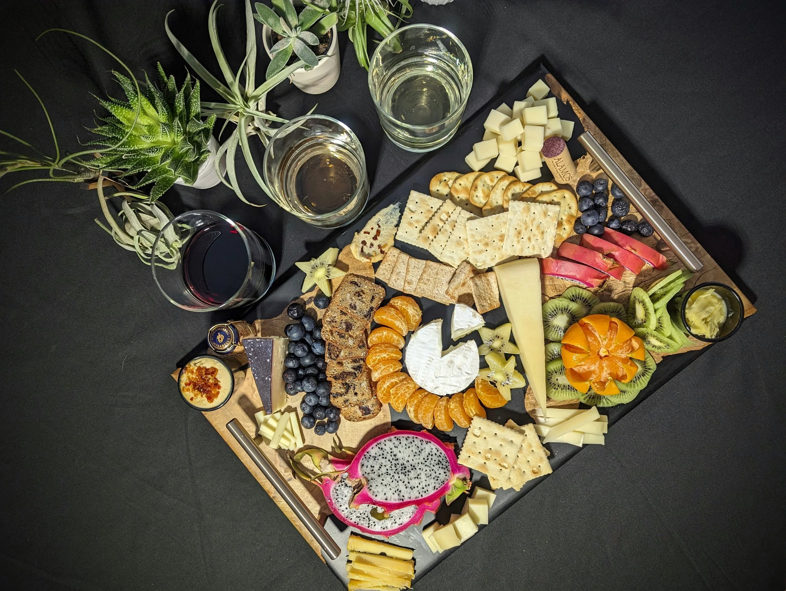 epoxy_charcuterie_board_20230610_193019435.jpg