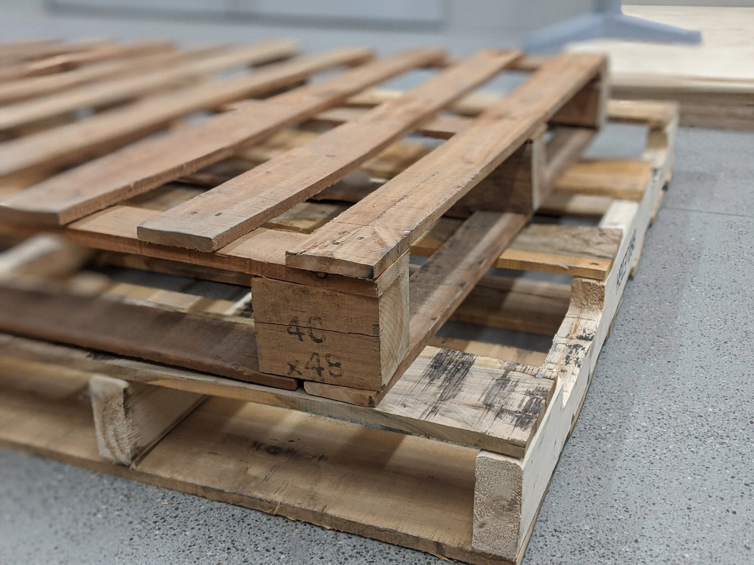 pallet_wood_table_BURST20200229171910404_COVER.jpg