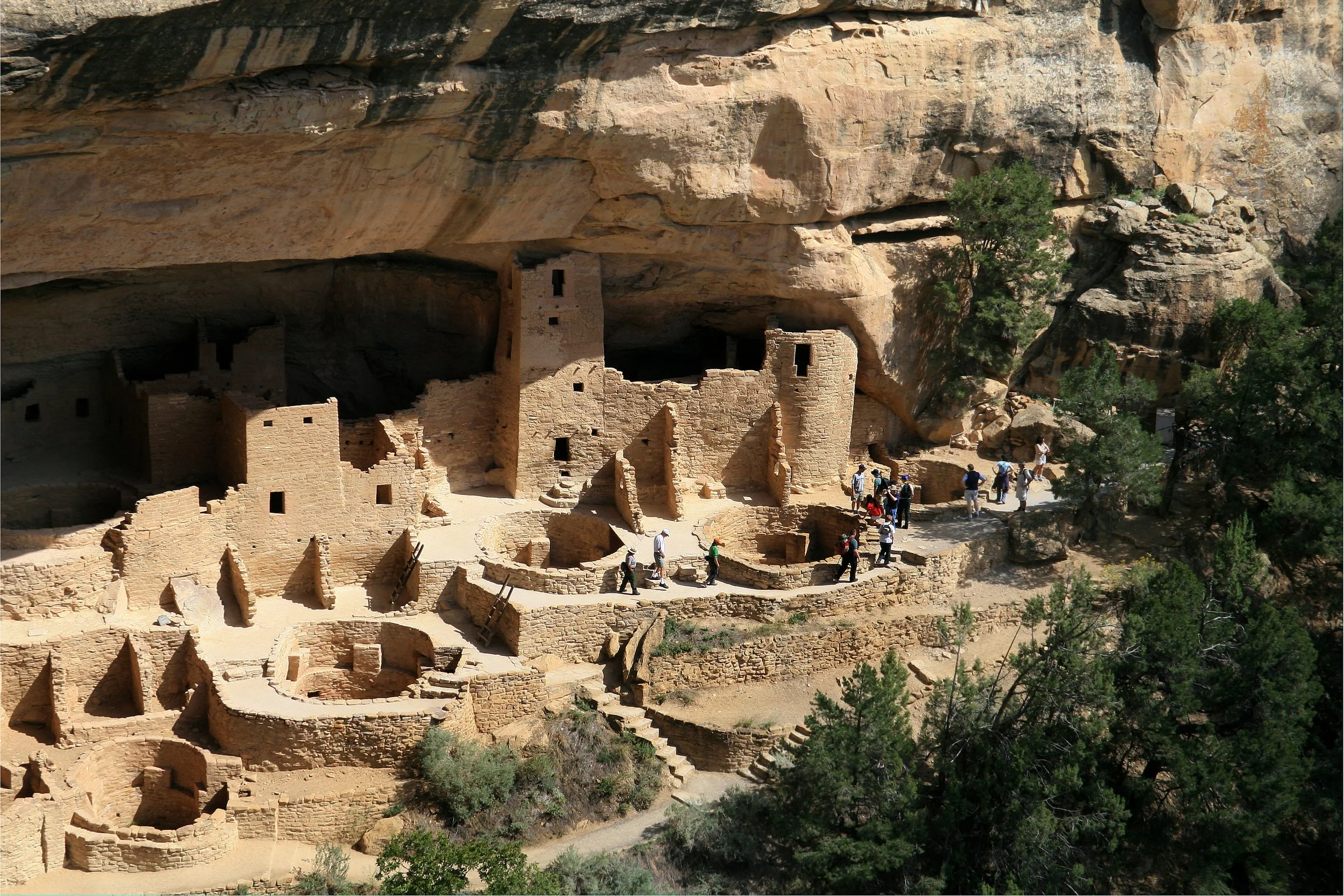 Mesa_Verde_National_Park_Cliff_Palace_Right_Part_2006_09_12.jpg