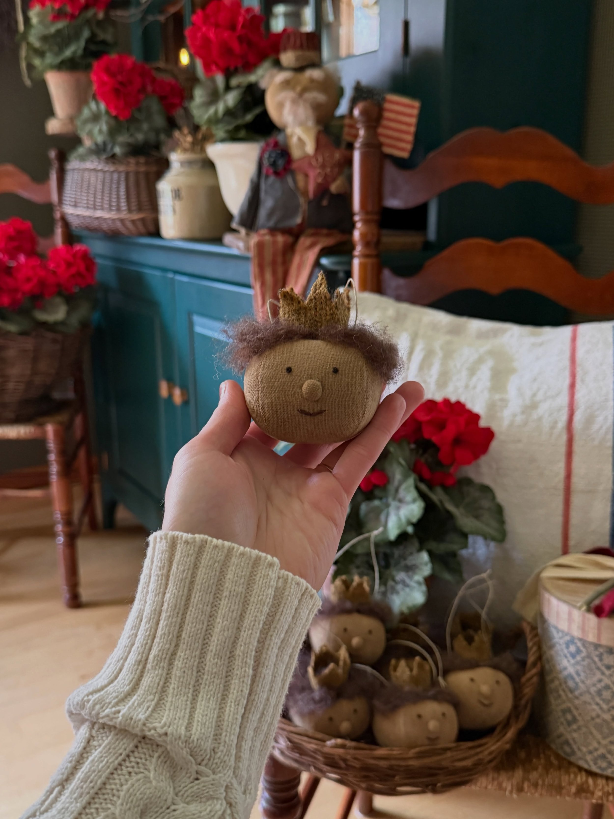 Lady Liberty ornaments now available on my website! 🗽 With her whimsical crown and hand-stitched features, she would make a charming addition to your patriotic decor! 

Shop Lady Liberty and other patriotic goods here ~ www.primitivepigfolkart.com 
