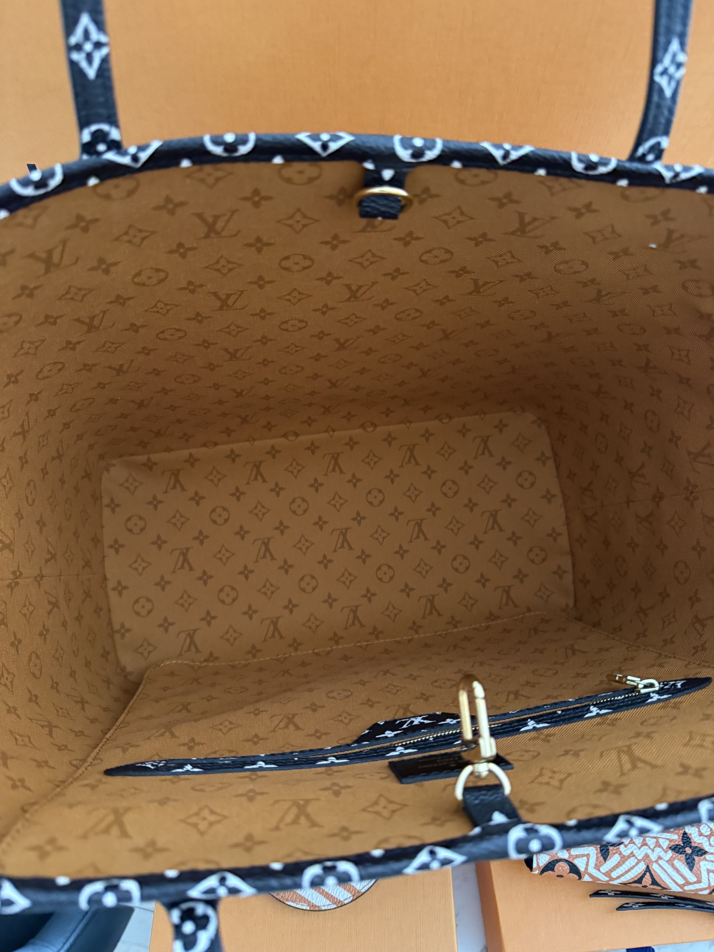 Crafty Giant Neverfull inside view