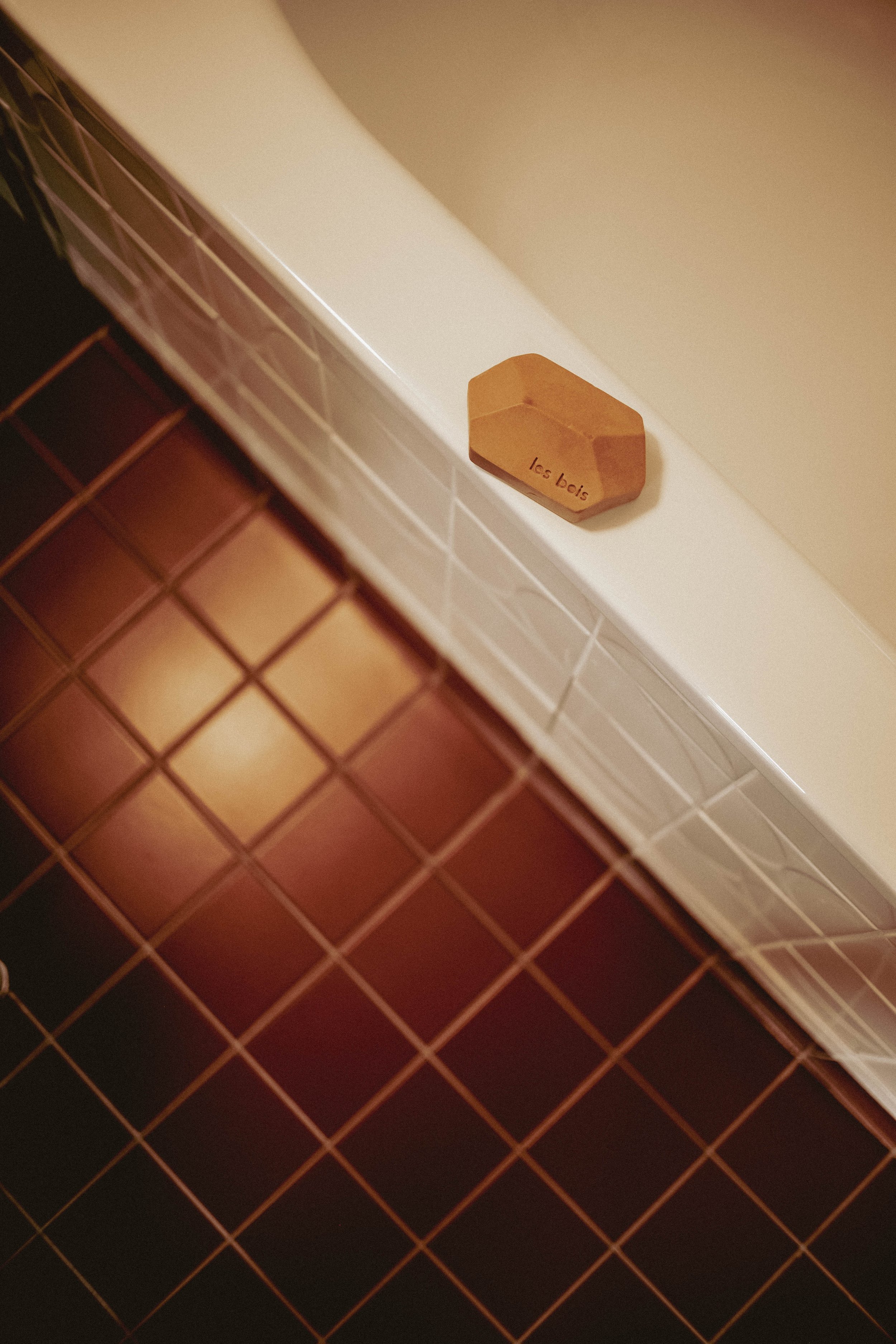 Un meuble avec une étiquette en bois indiquant 'les bois' et des carreaux de sol marron.