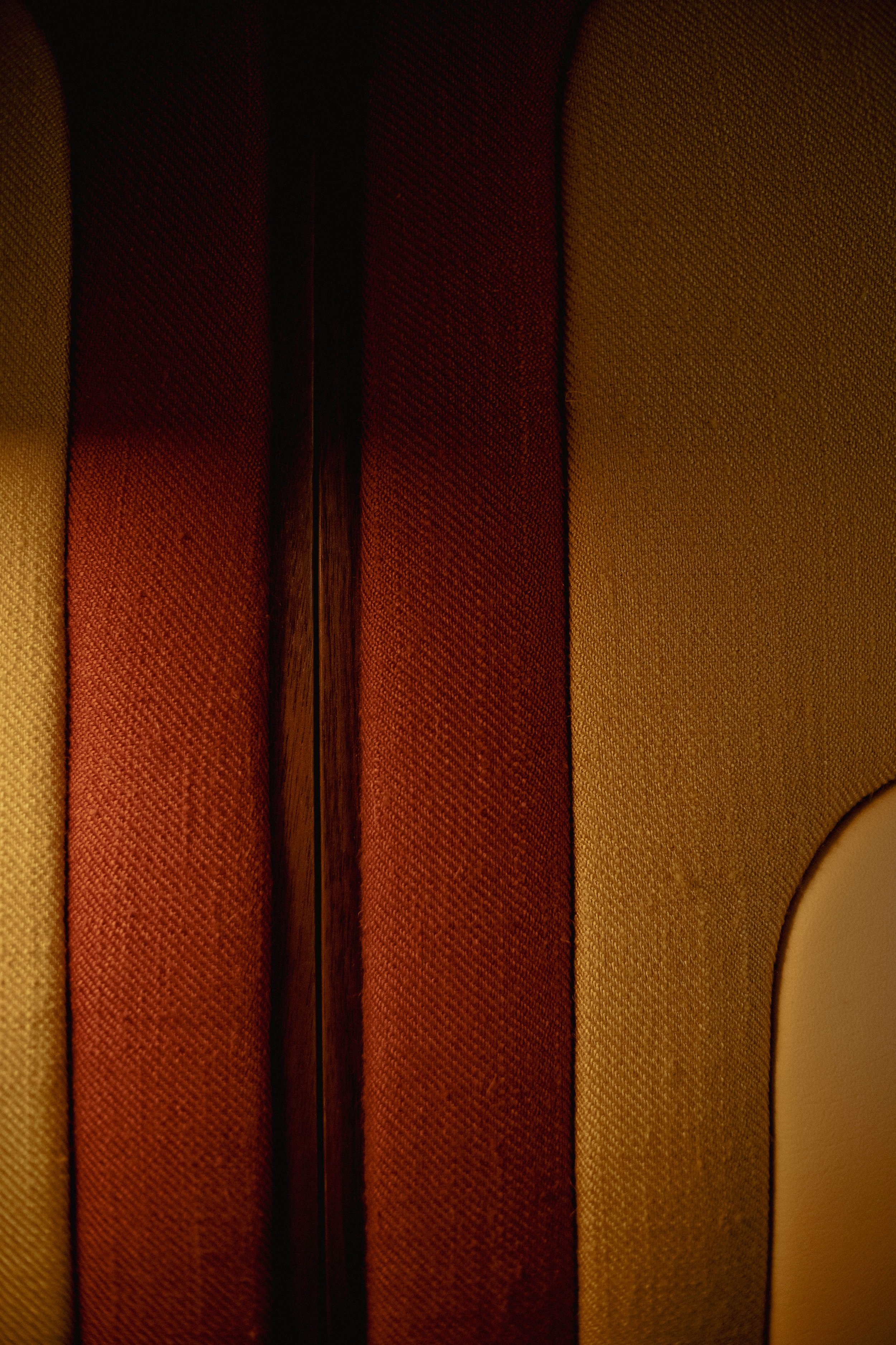 Coussins en tissu jaune, orange et rouge, avec espacement entre eux