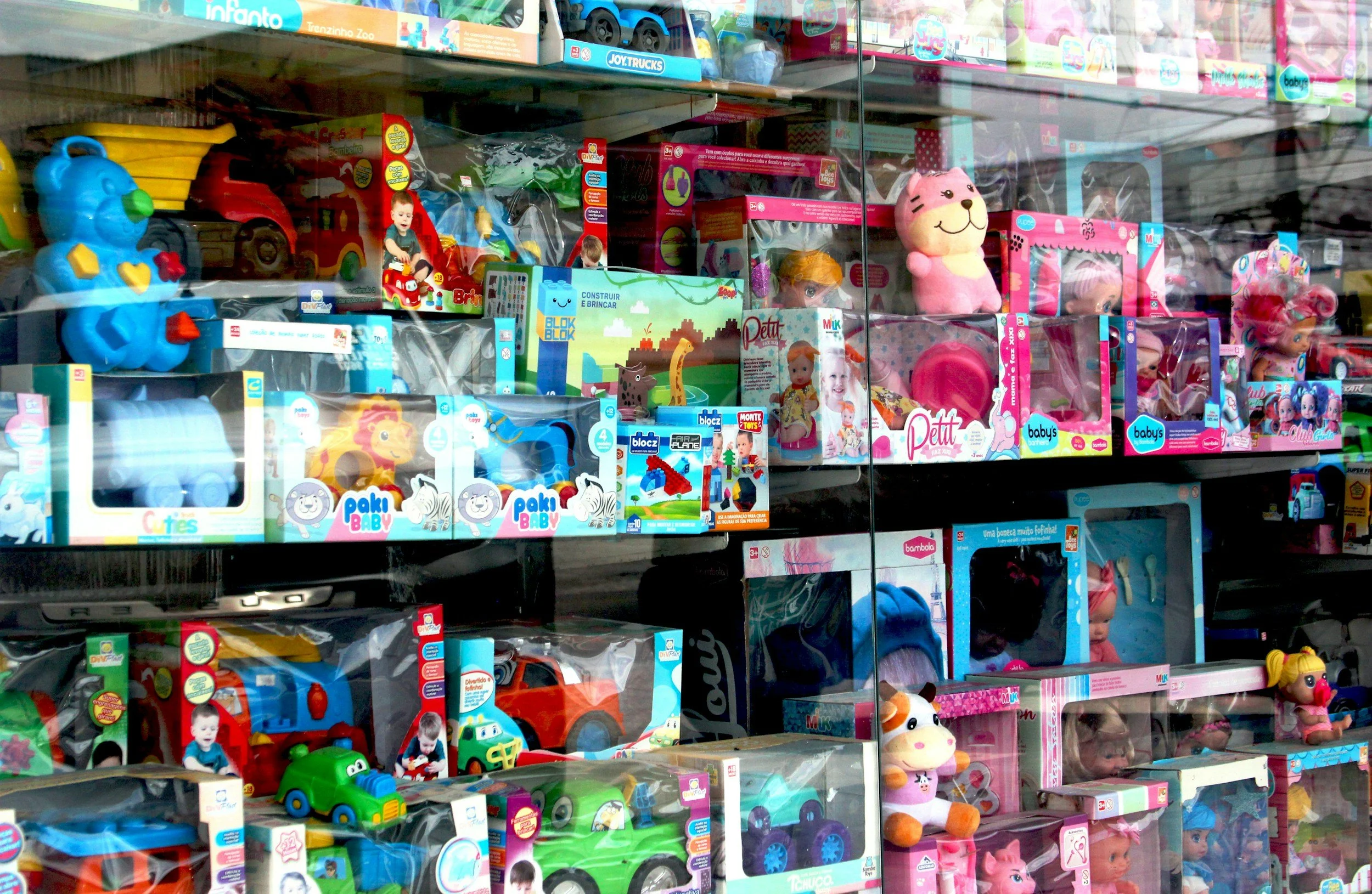 Oranssi carpenter using bench saw