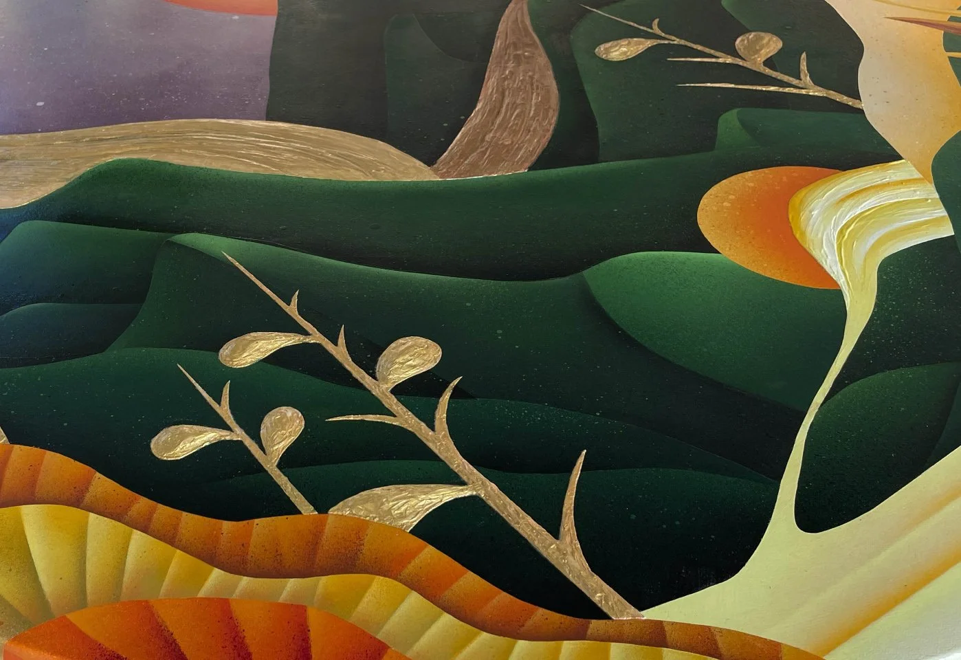 作品局部細節，聚焦葉片與枝幹造型，展現裝飾性線條與層次變化