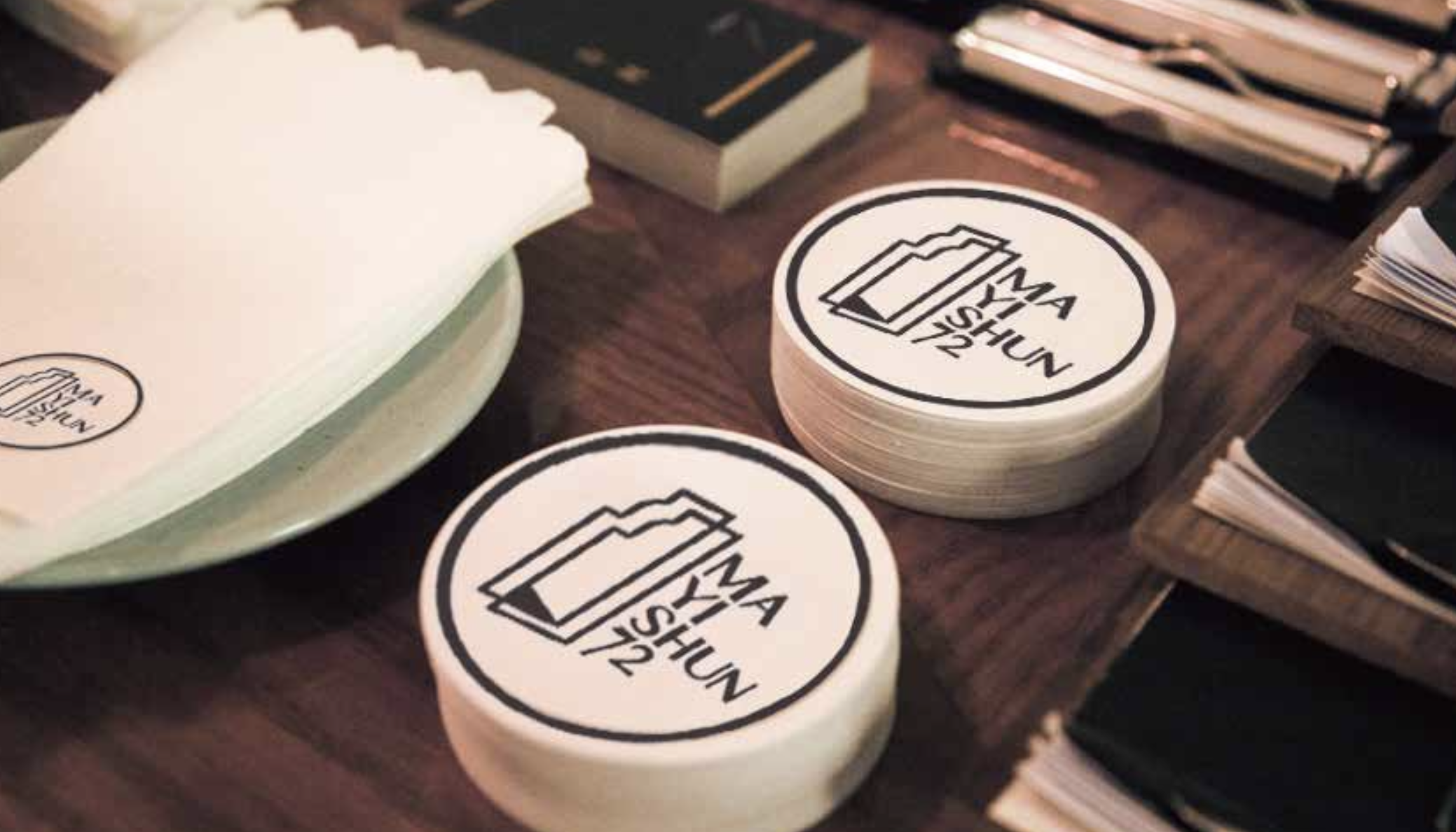 馬益順捌玖圓形杯墊物料應用展示，呈現品牌標誌印刷效果