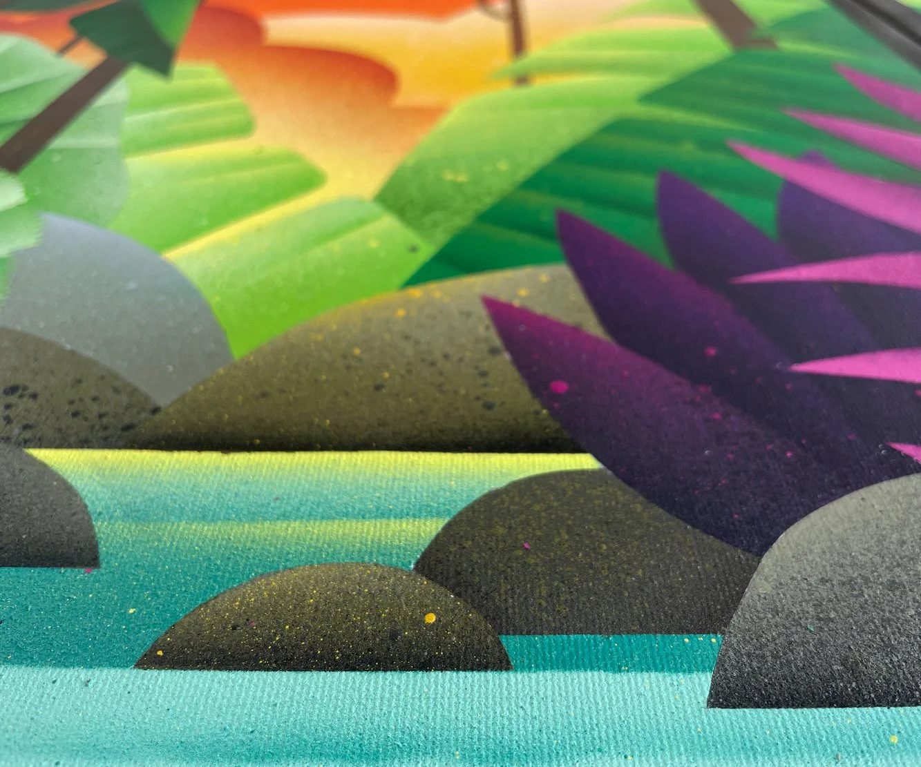 局部畫面呈現藍色水面與層疊丘陵造型，展現水平構成關係