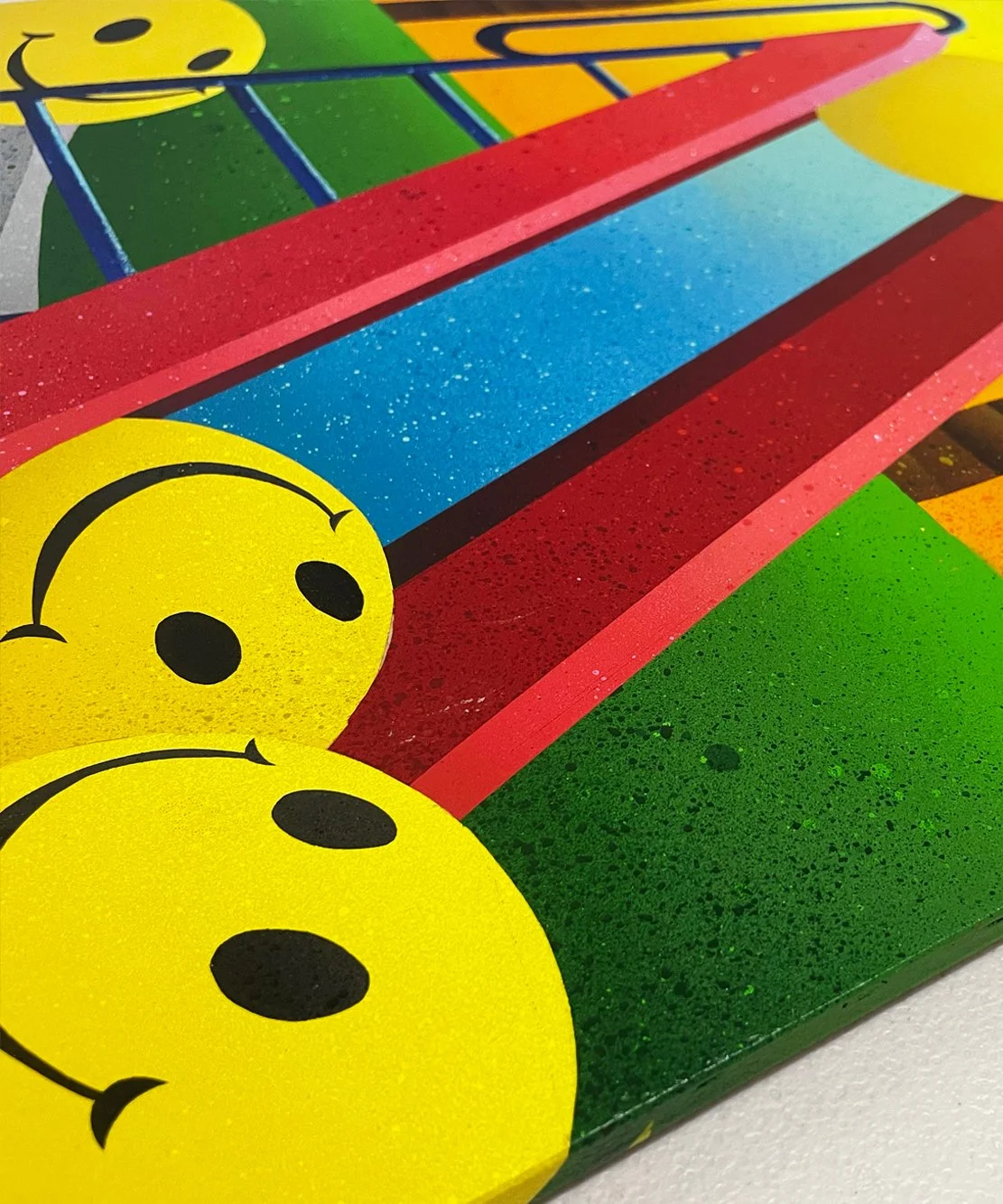 作品近距離細節，呈現笑臉圖形的輪廓線條與色彩層次