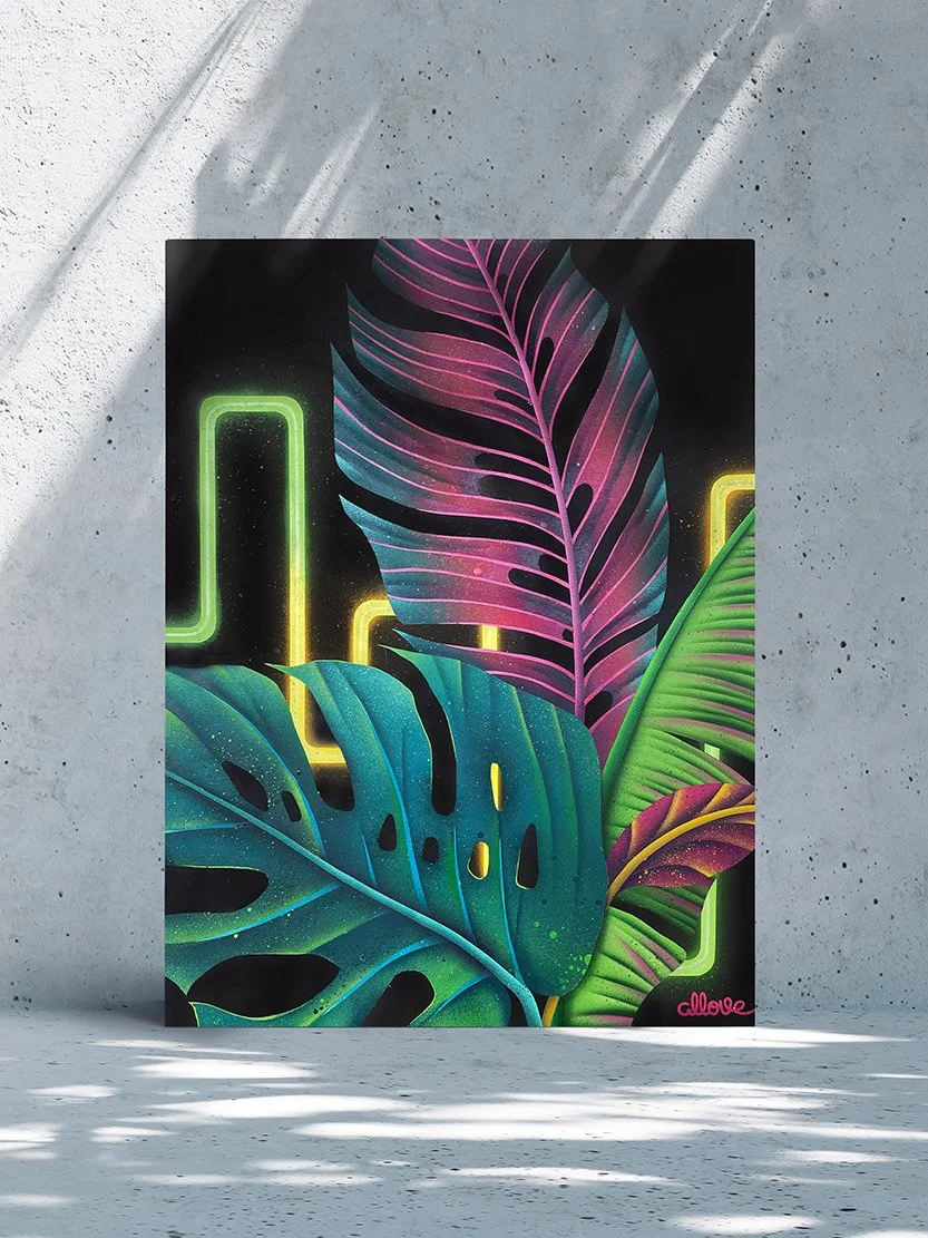 以熱帶植物為主體，結合霓虹線條與深色背景，描繪自然在夜色中被重新點亮的樣貌。層層葉片與光線交錯，呈現靜謐卻帶有節奏感的視覺氛圍。