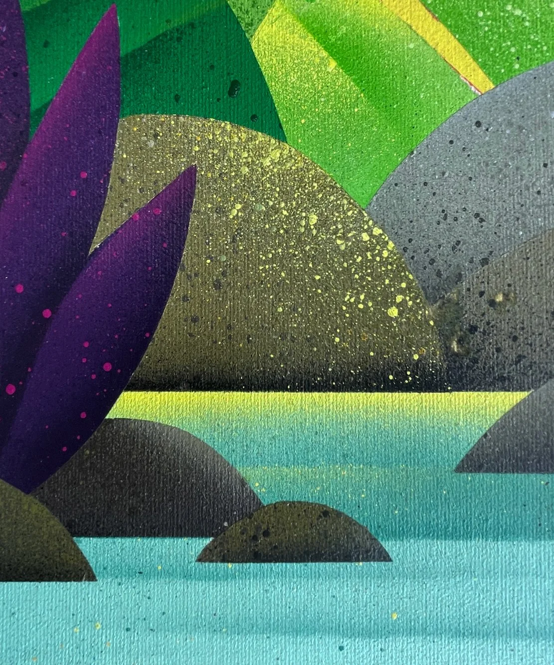 作品細節畫面，呈現圓潤丘陵造型與水面紋理的色彩對比