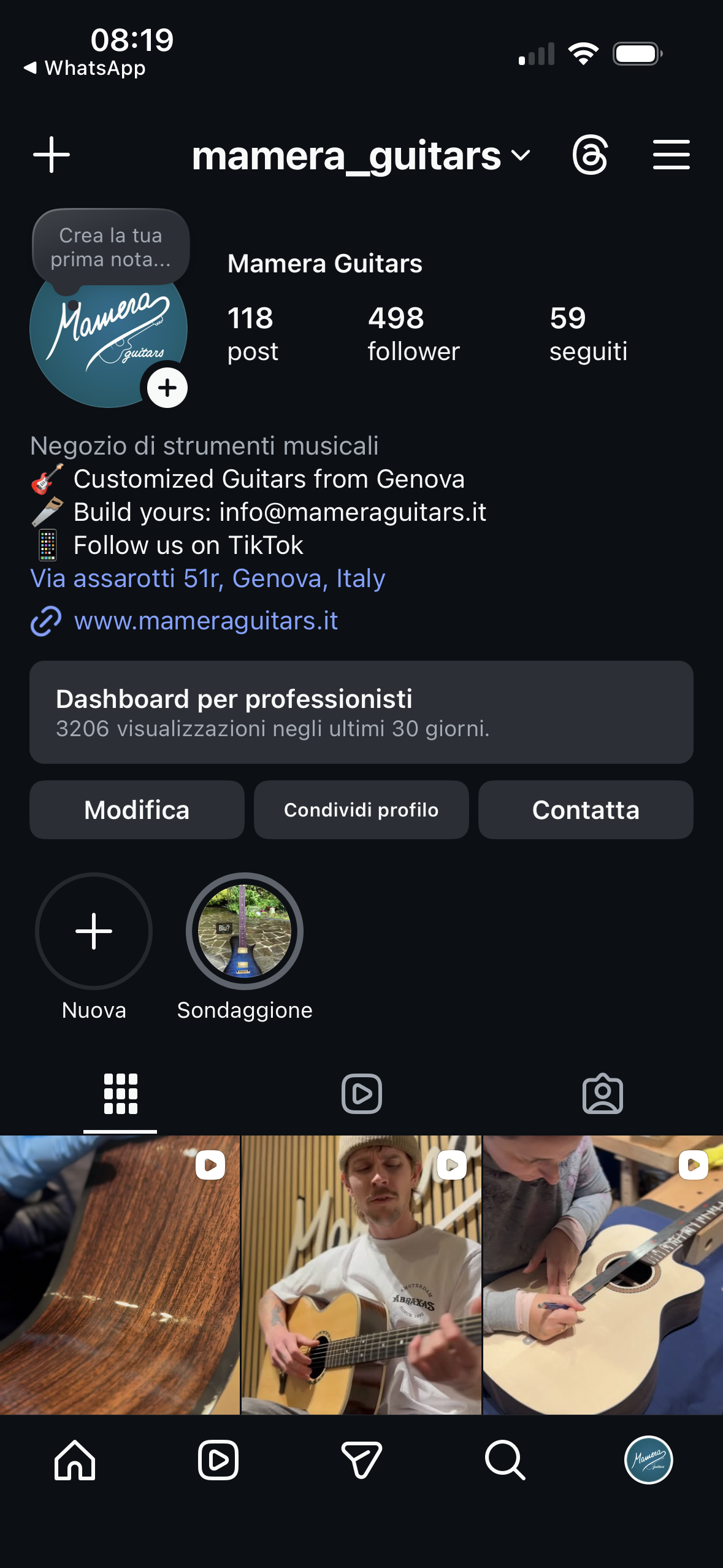 Screenshot del profilo Instagram di Mamera Guitars, negozio di strumenti musicali specializzato in chitarre personalizzate da Genova, Italia, mostrando alcune immagini di chitarre e persone che le suonano.