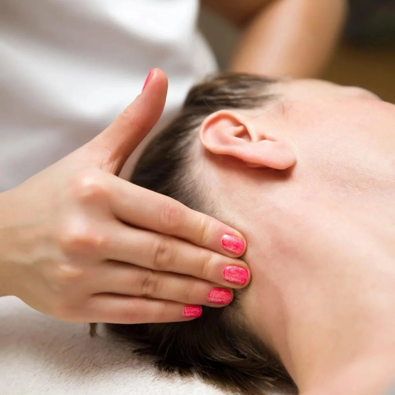 Professional neck massage in Palo Alto at Avy Spa for chronic shoulder and trapezius tension