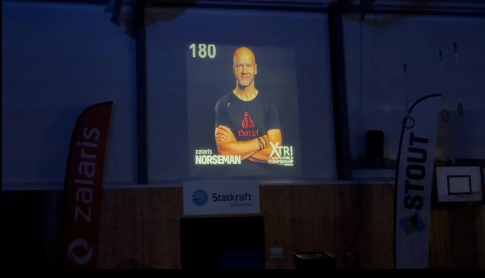 Coach Jørstad på storskjerm, der alle deltagerne ble portrettert - Norseman 2025.