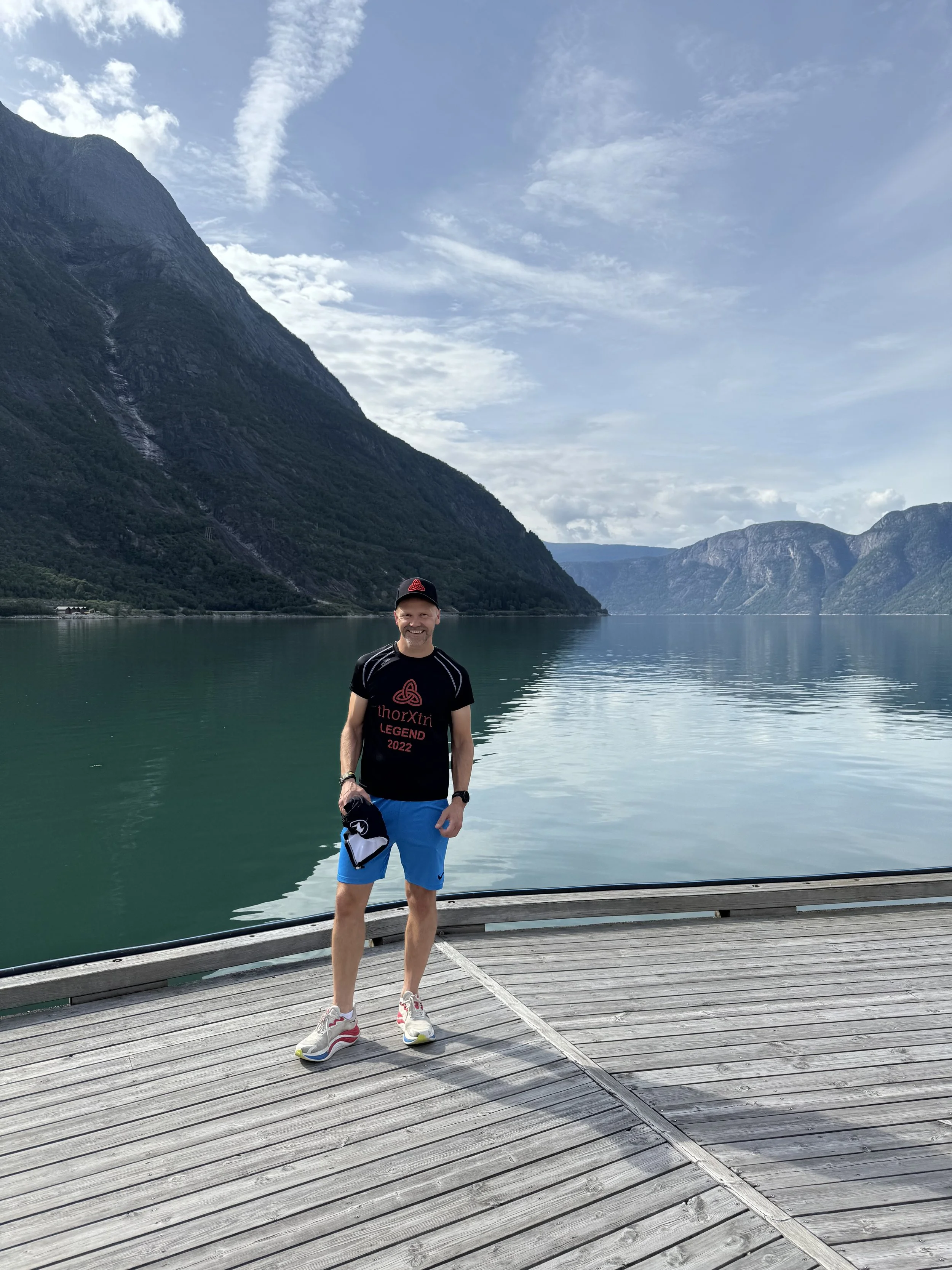 Coach Jørstad dagen før Norseman 2026, her på kaien i Eidfjord.