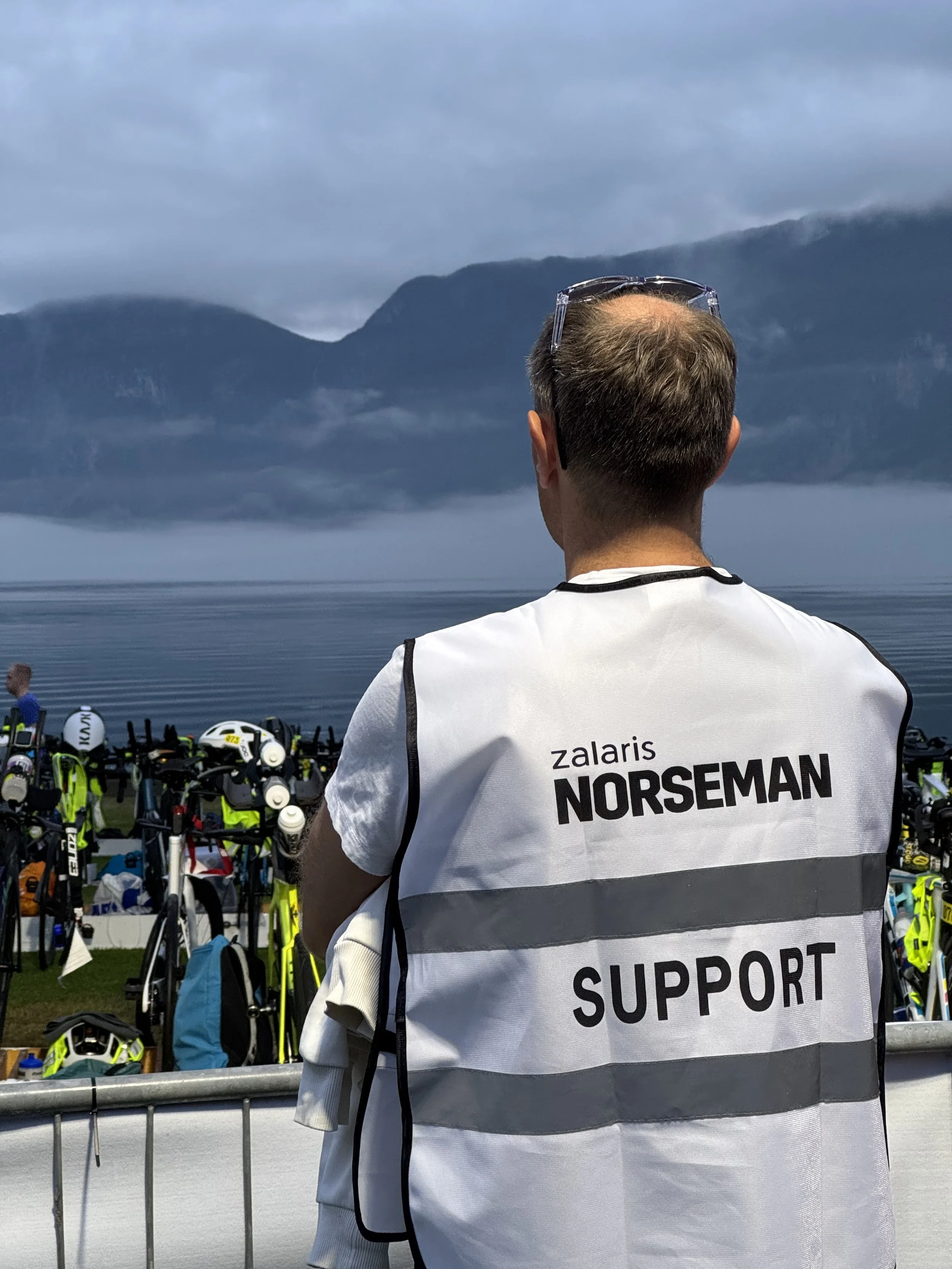 Coach Jørstads support står og venter på at han skal komme inn i skiftesonen. Norseman 2025.