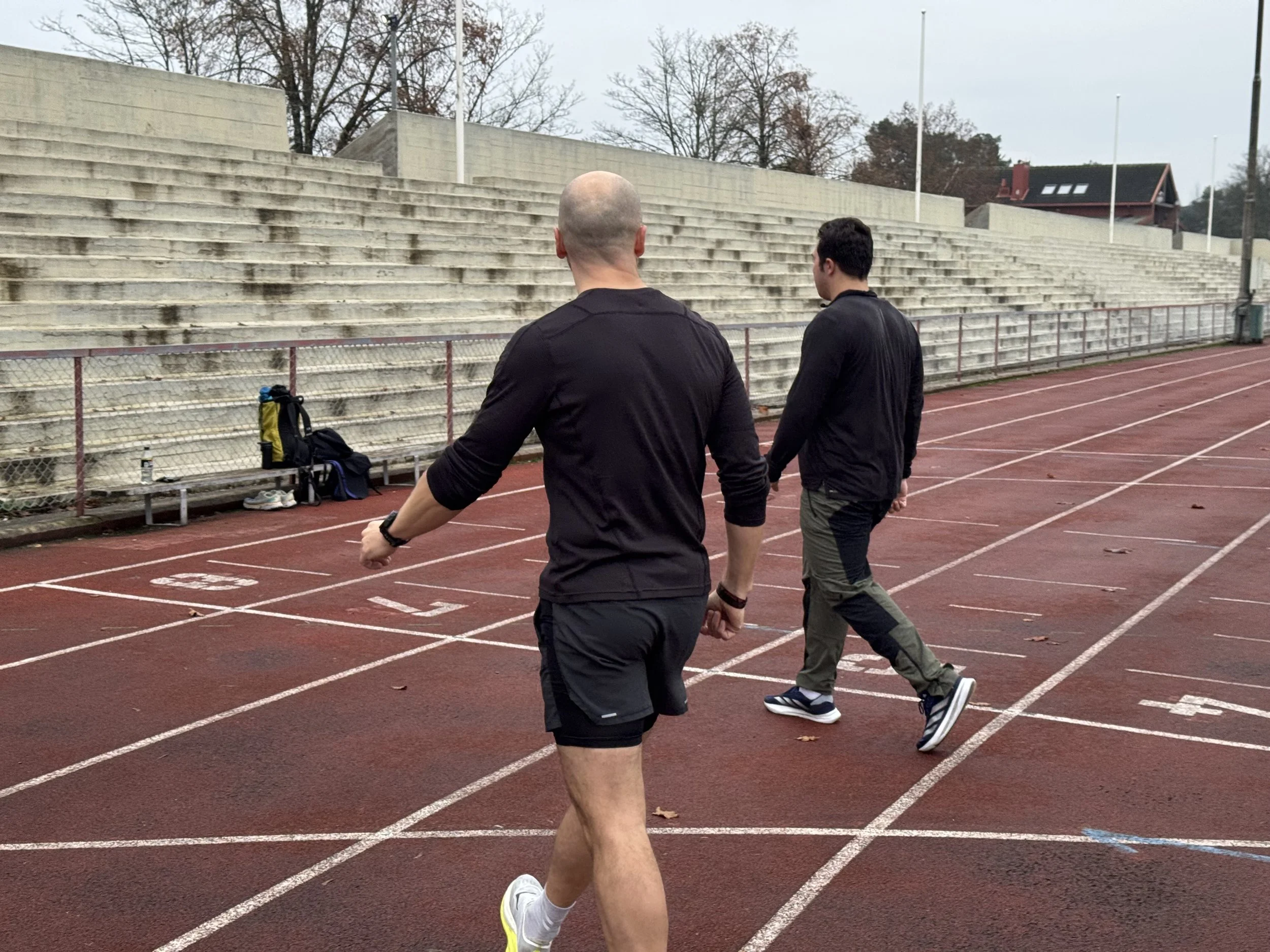 Coach Jørstad her i en coachingsession - intervaller på bane.