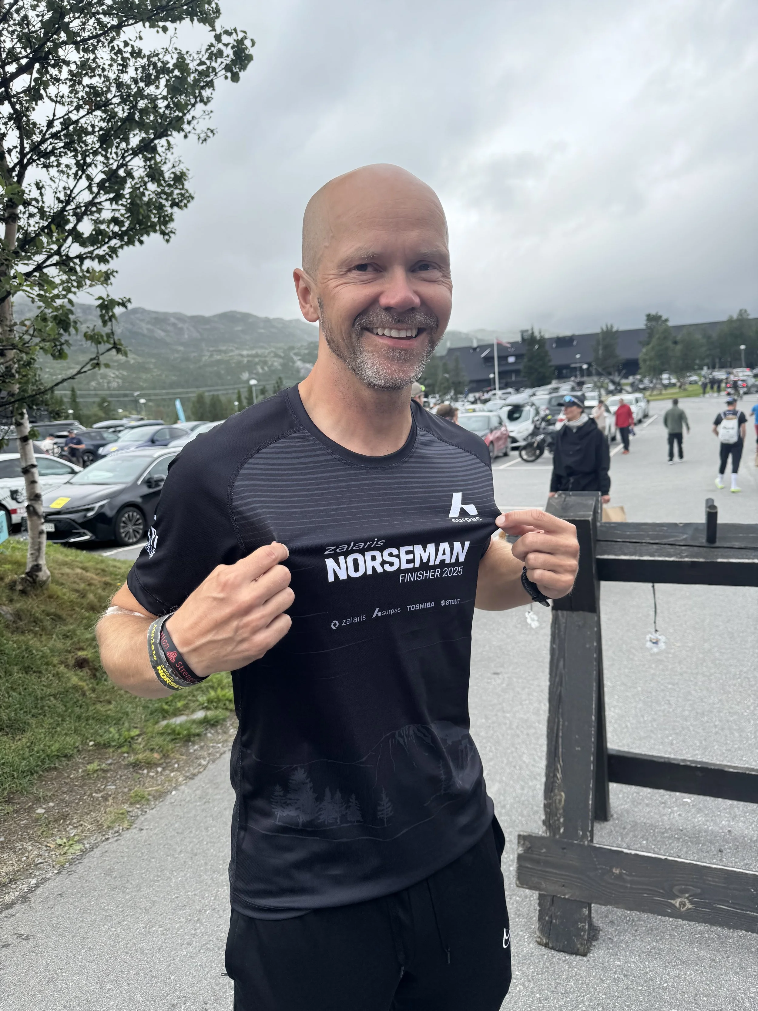 En stolt Coach Jørstad her i den sorte trøyen etter å ha fullført Norseman 2025.