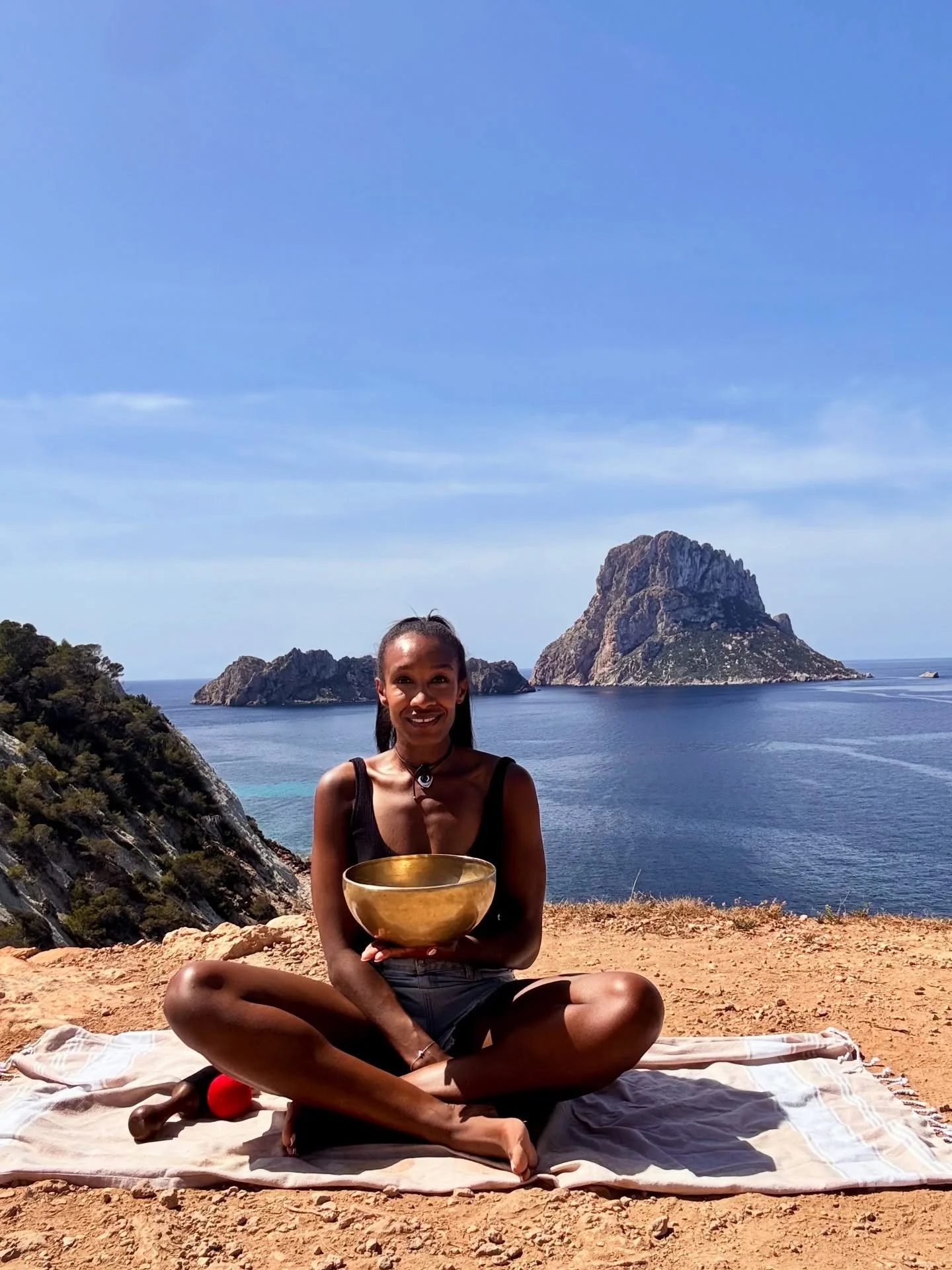 I didn&rsquo;t know it at the time&hellip; but this was the beginning.

In April 2025, in Ibiza, I came across a stall of Tibetan bowls at @lasdaliasibiza
I felt drawn&hellip; but the stall was busy, I didn&rsquo;t go over.
But there was a feeling. A