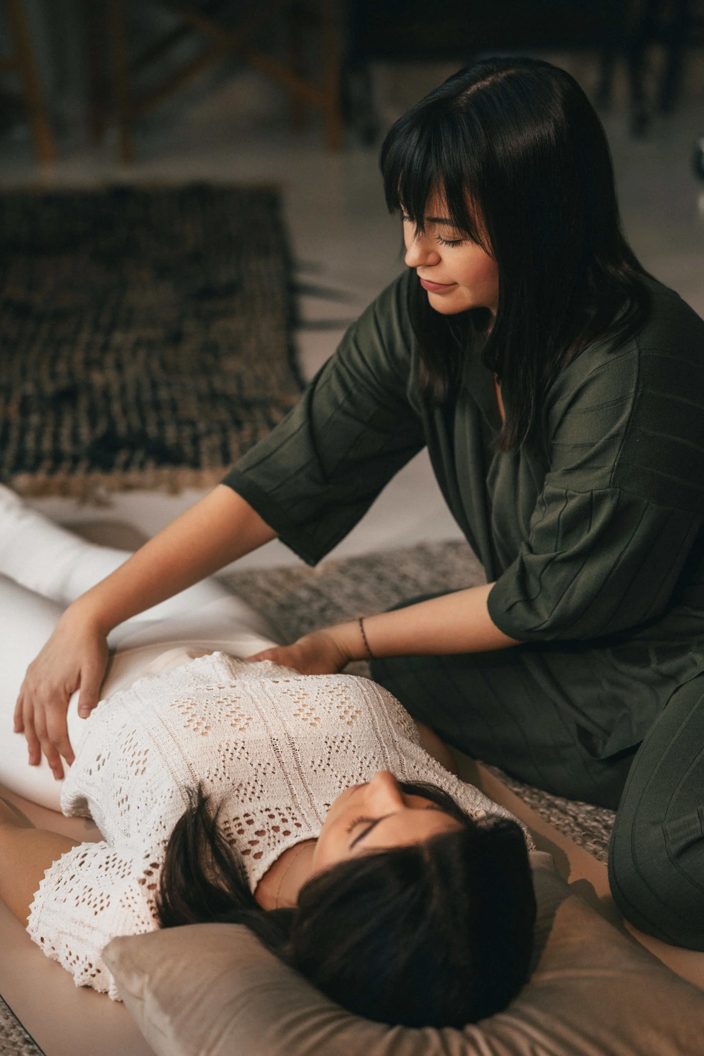 Breathwork facilitator Vanessa Hartmann providing gentle bodywork support during a trauma-informed somatic breathwork session for nervous system regulation, emotional release and stress relief in Dubai.