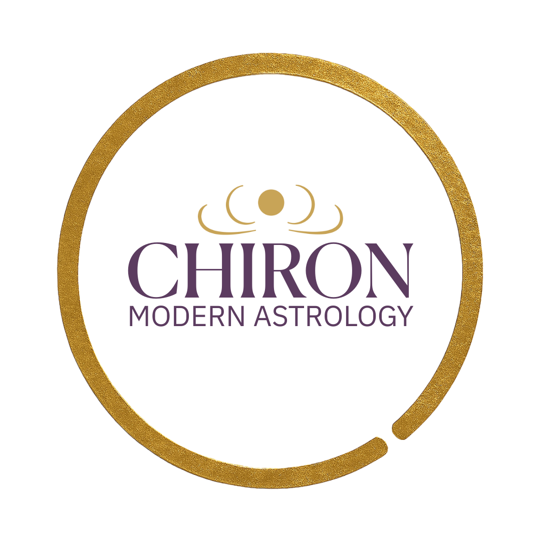 Das Bild zeigt ein Logo von CHIRON, das einen goldenen Messingring und ein goldenes Symbol in Form einer Welle enthält.
