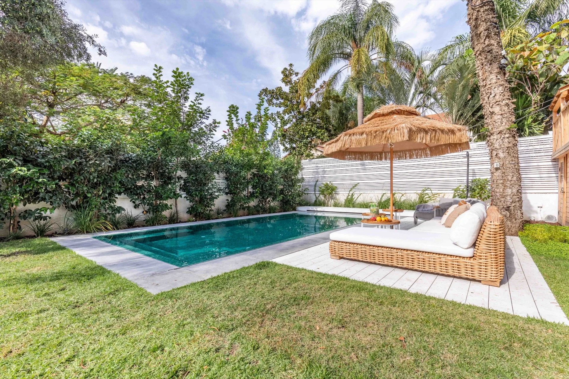 בריכת גלישה בתל אביב