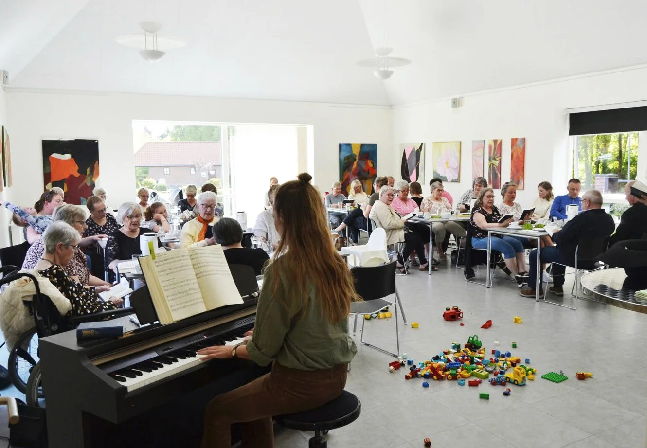 
Sognehus ved Engesvang Kirke
  
Et samlingshus med unik udsigt til Engesvang Kirke. Lyst samlingsrum med højt til loftet.
  
Bygherre: Engesvang Kirke