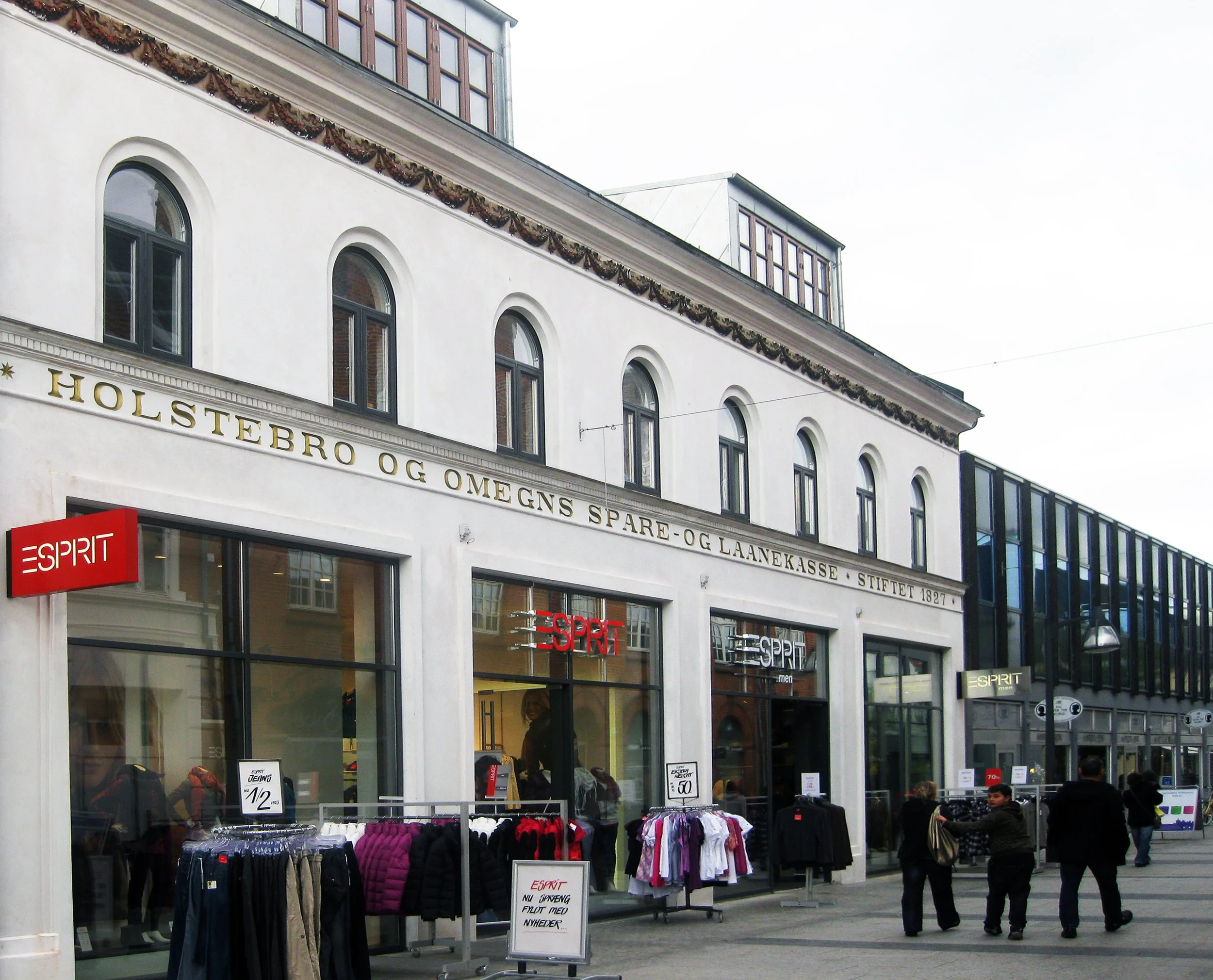  
Østergade - Renovering af butik 
  
Vinder af HOLSTEBRO KOMMUNES ARKITEKTURPRIS. Gennemgribende renovering af byhuset. 
  
Bygherre: KK Vest.