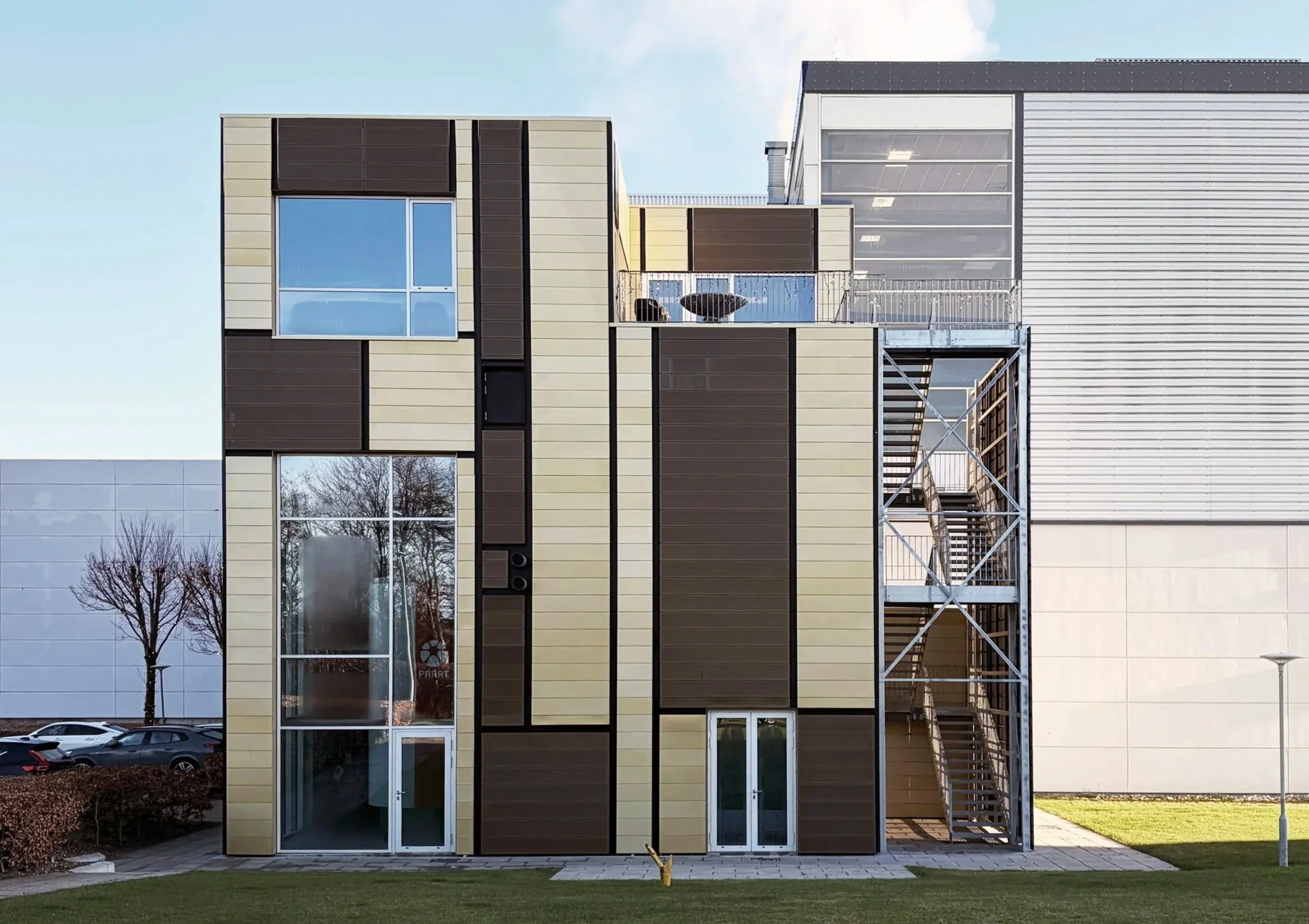  
MEC Bioheat & Power - Tilbygning kraftvarmeværk
  
Tilbygning til ny elkedel som akkumulerer overskudsvarmen. Øverste etage rummer personale- og administrationsfaciliteter.  
  
Bygherre: Vestforsyning.