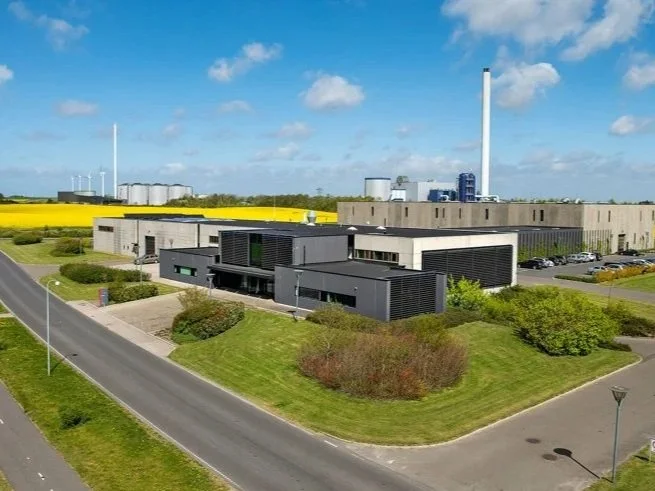  
Vestforsyning Kundecenter
  
Kundecenter til Vestforsyning. Bag kundecenter er der opført lager- og værkstedsfaciliteter.
  
Bygherre: Vestforsyning.