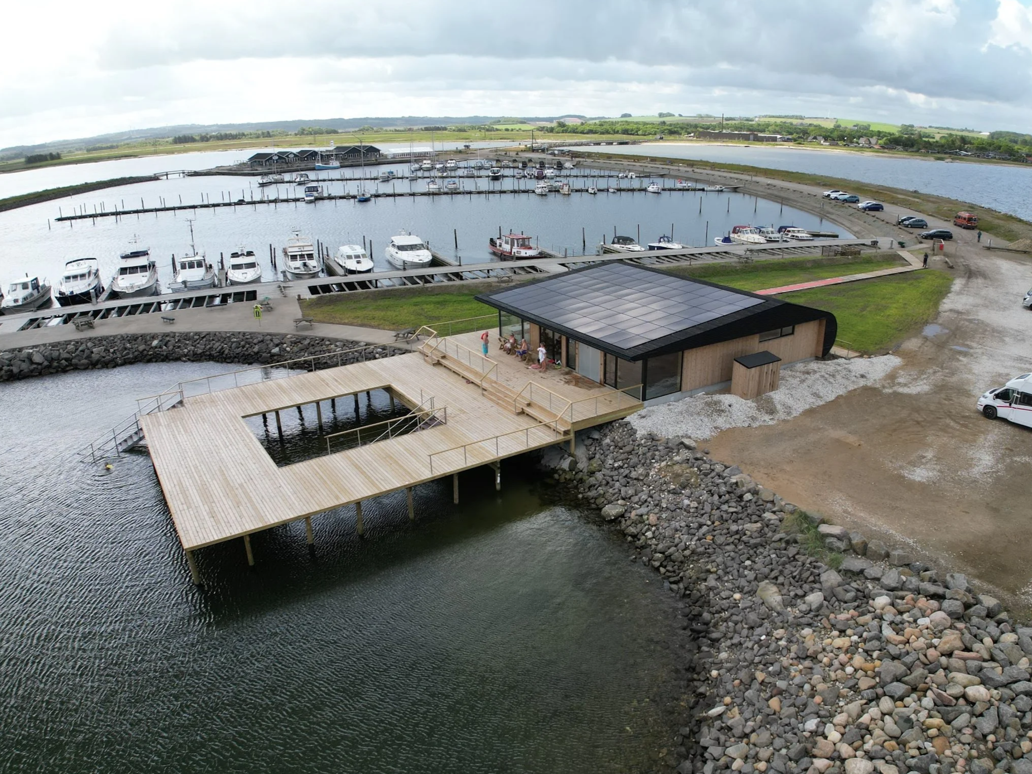  
Handbjerg Marina - Vinterbadeklub
  
Attraktiv bæredygtigt klubhus ved Venø Bugt. 
  
Bygherre: Handbjerg Marina Fonden.