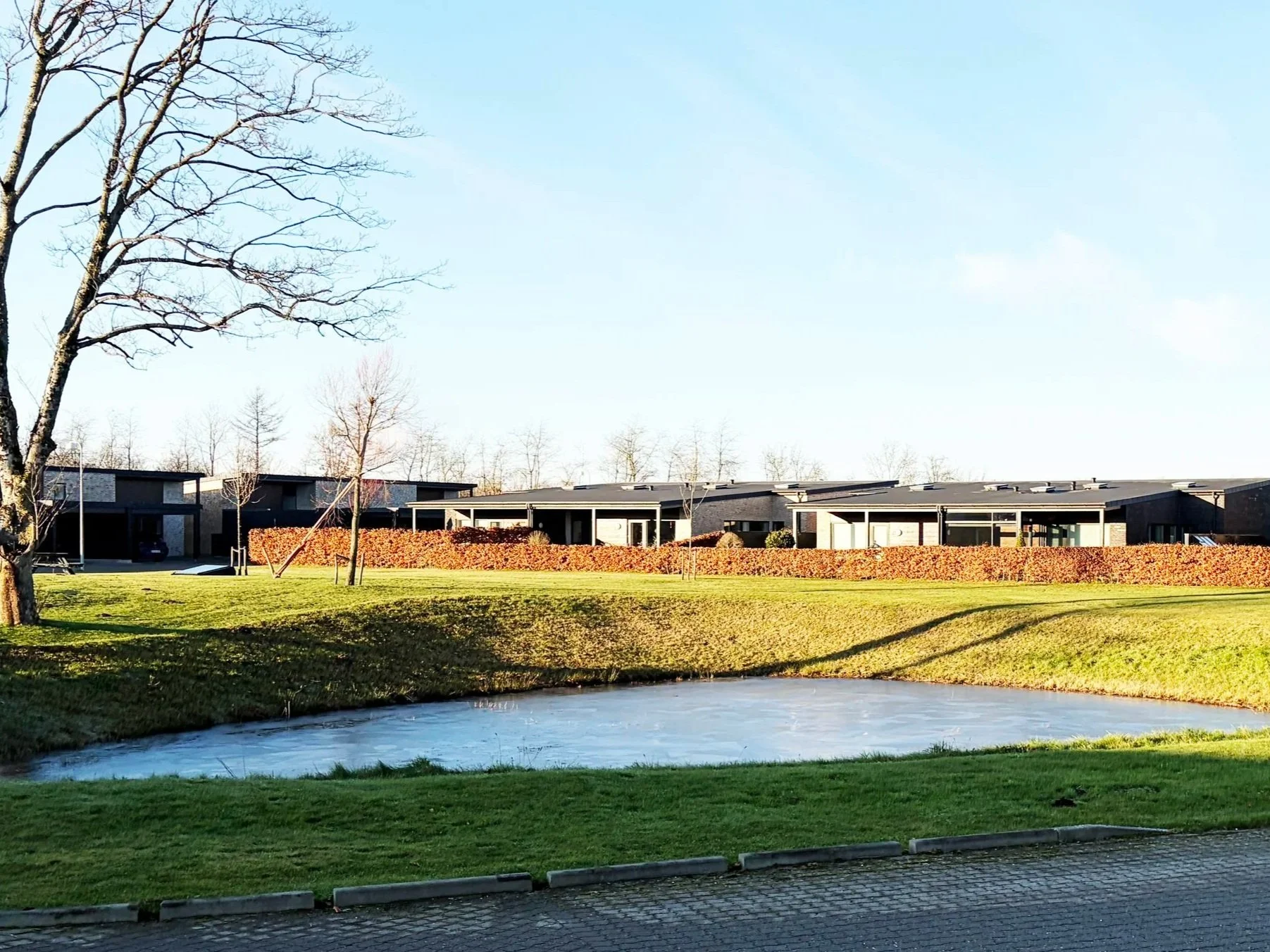  
Klokkelyngen, Sletten - 20 lavenergiboliger 
  
Lavenergiboliger på Sletten i naturområdet ved Vandkraftsøen
  
Bygherre: Junge Byg.