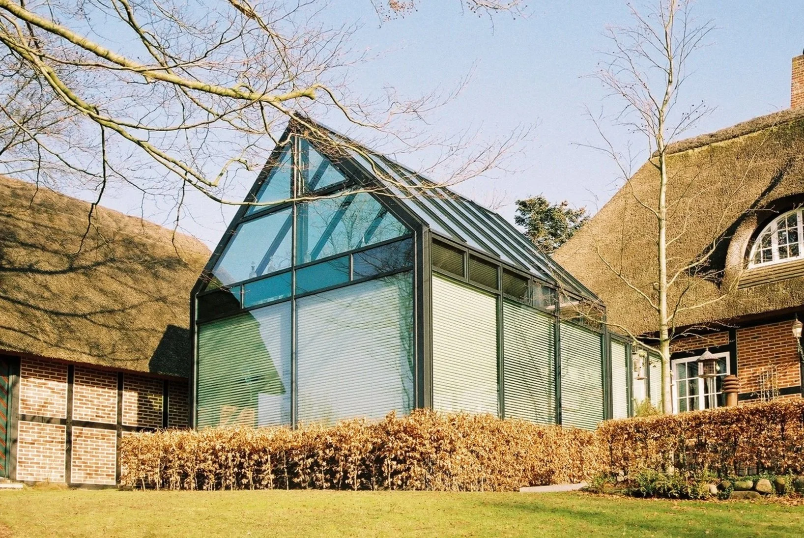  
Glastilbygning til stråtægtet ejendom
  
Glastilbygning til bevaringsværdig ejendom.
  
Privat bygherre.