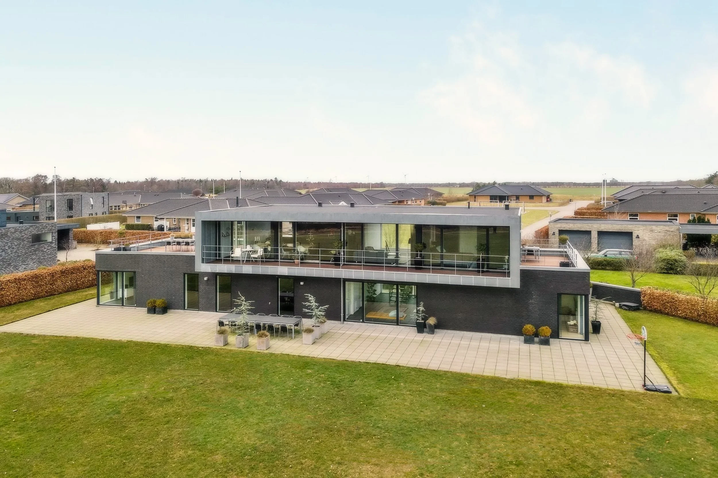  
Villa Engsø, Grindsted
  
Modernistisk villa i første række til Engsøen. 
  
Privat bygherre. 