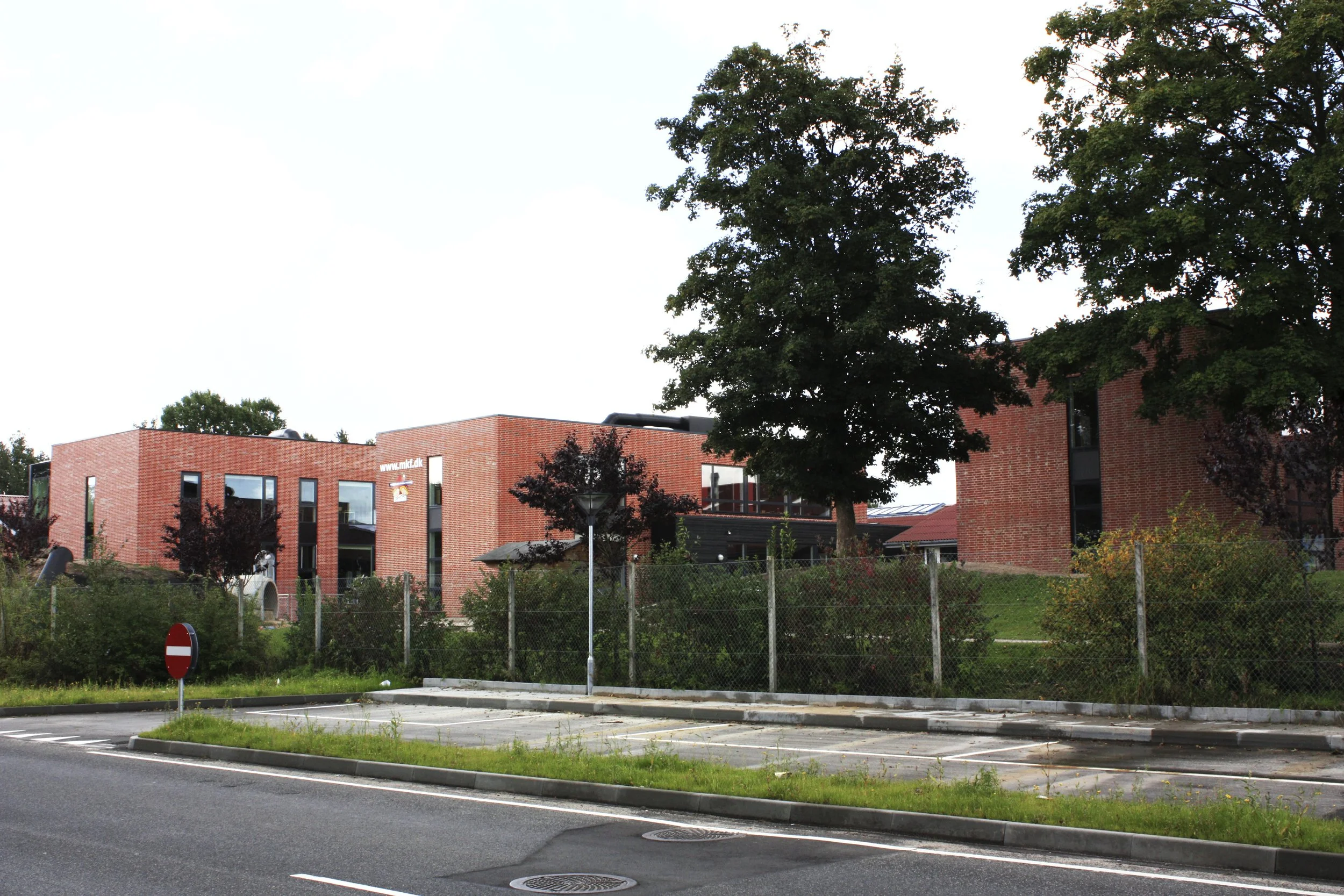  
Midtjyllands Kristne Friskole - Indskoling, mellemtrin & faglokaler
  
Skolen har været under stor udvikling - A2 har tegnet både vuggestue, børnehave og skole/SFO fordelt på flere etaper. 
  
Bygherre: Midtjyllands Kristne Friskole.