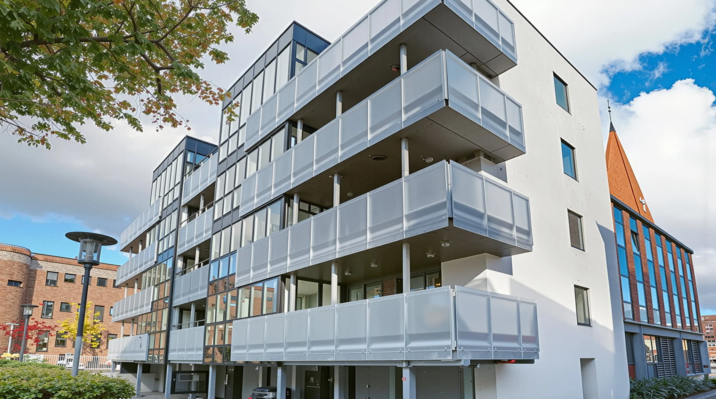  
Kirkestræde, boligprojekt - Omfattende til- & ombygning
  
Minimalistisk formsprog. Liebhaverboliger med udsigt over det centrale Holstebro.
  
Bygherre: Byggefirmaet Knudsgaard