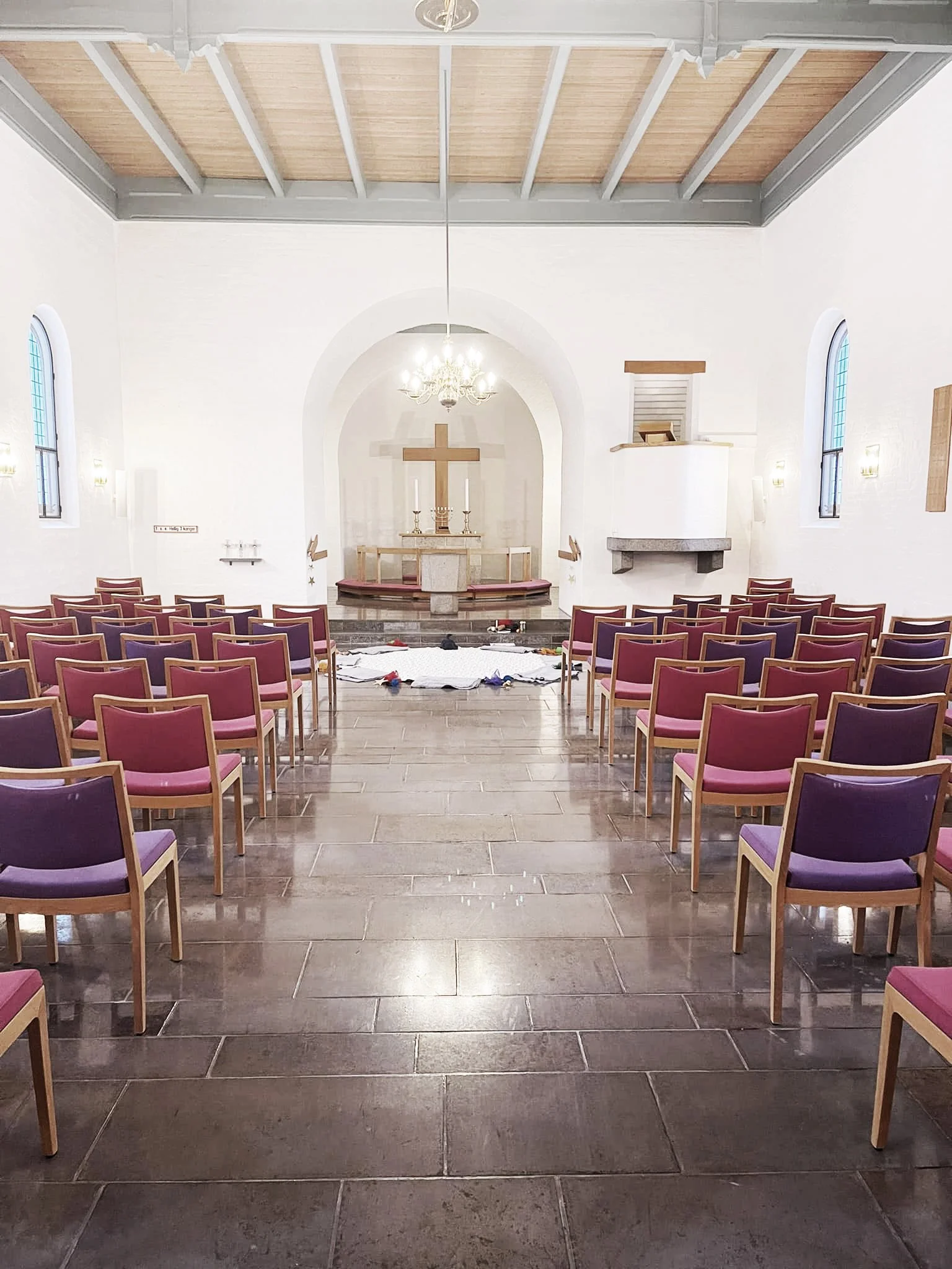  
Engesvang Kirke - Ny indretning
  
Ny indretning der gør kirkerummet fleksibelt, og ændres efter skiftende behov og aktiviteter. 
  
Bygherre: Engesvang Kirke