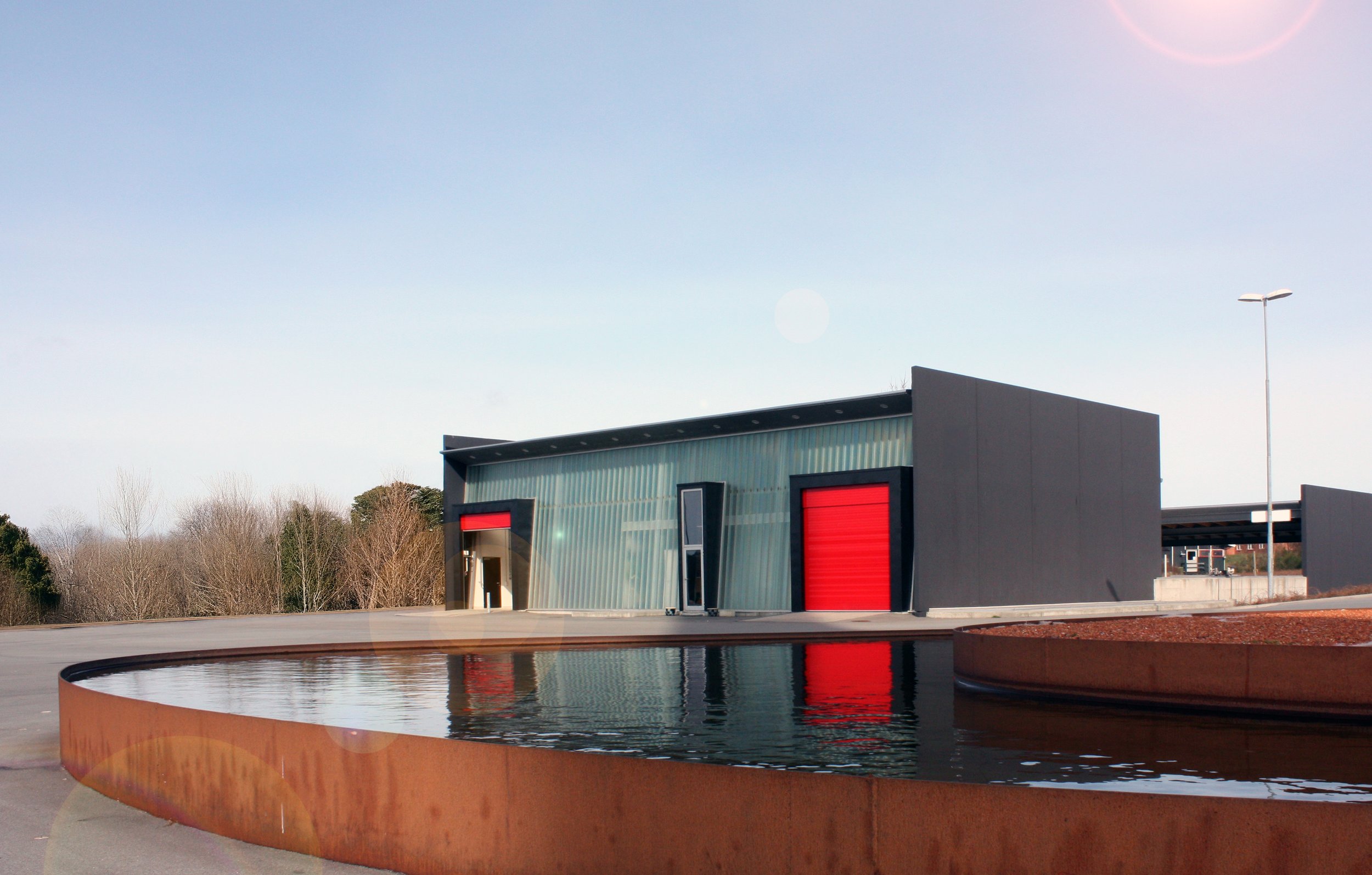  
Rensningsanlæg Vestforsyning
  
Renseanlæggets indløbsbygning - udført blandt andet med  transparent reglitglas som afskærmning for teknikken. 
  
Bygherre: Vestforsyning.