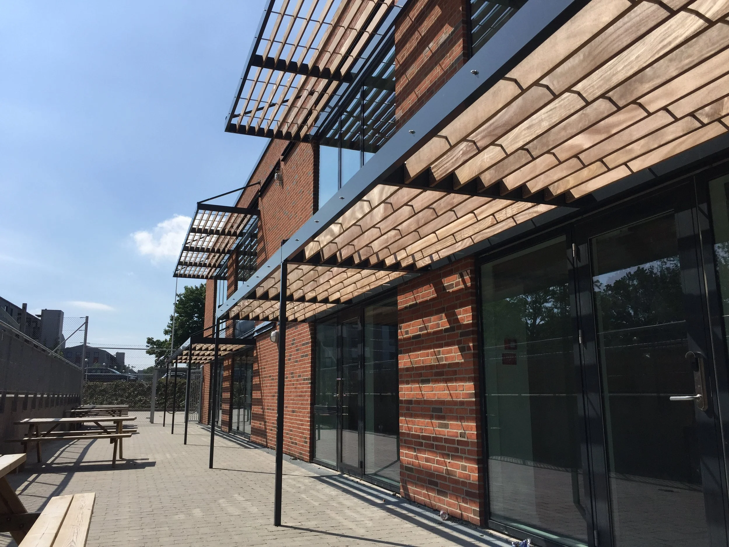  
Midtjyllands Kristne Friskole - Udskoling og faglokaler
  
Ny tilbygning til udskoling og faglokaler - bygningen er bindeled mellem eksisterende skole og ny hal. 
  
Bygherre: Midtjyllands Kristne Friskole.