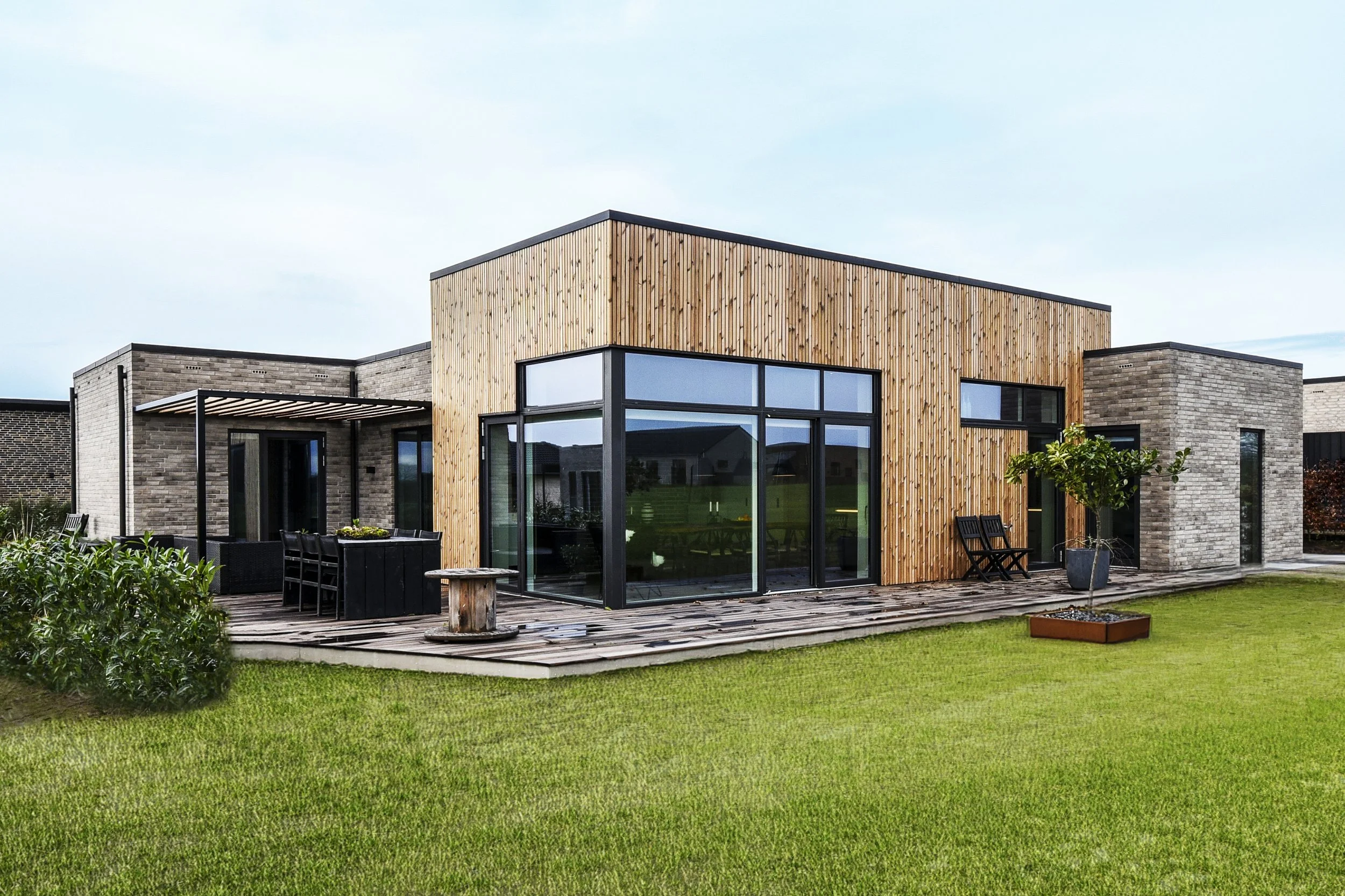  
5 villaer på Dolken, Holstebro
  
Fritliggende kubistiske villaer afstemt med hinanden i træ, tegl og glas.
  
Private bygherrer.